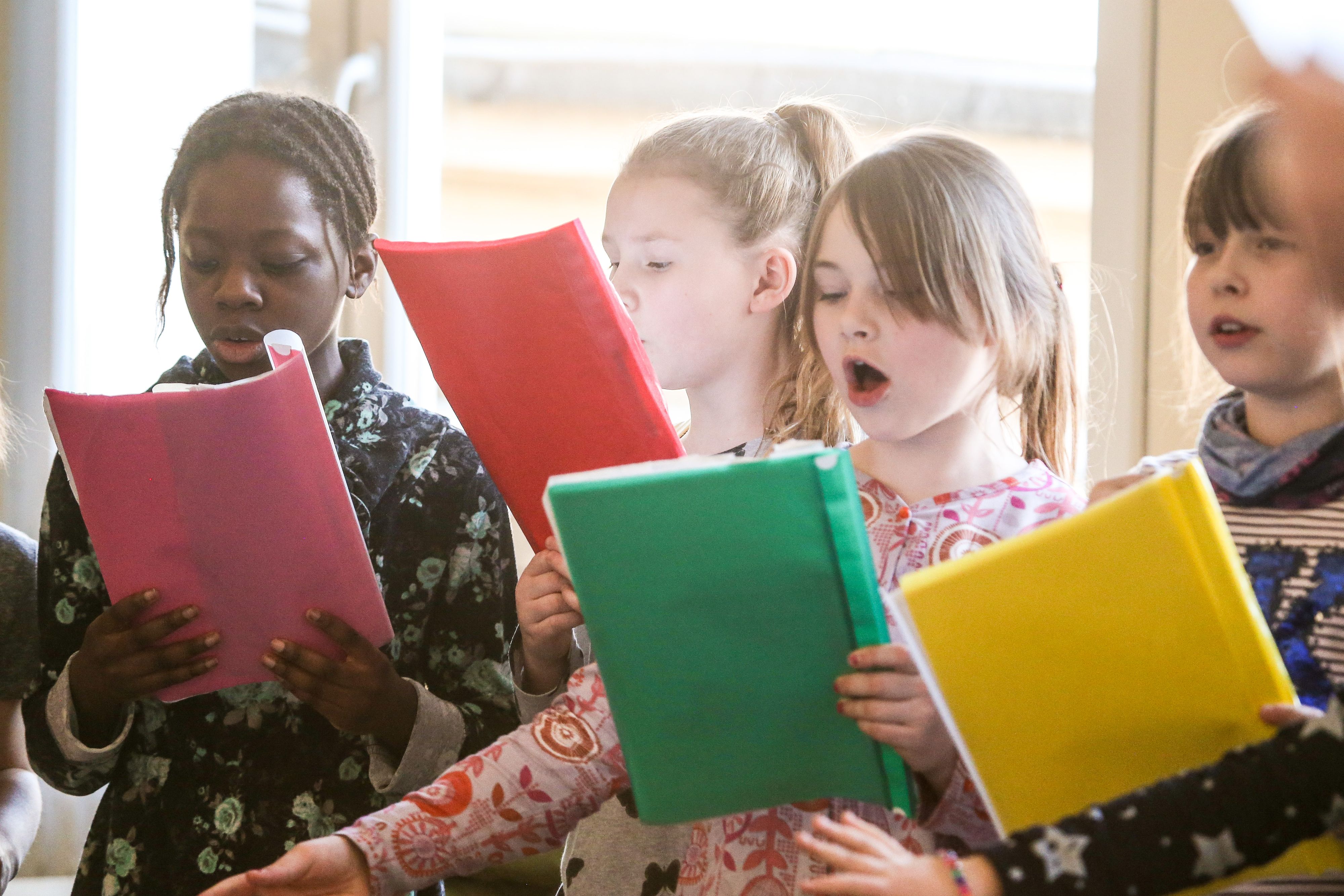 Kinder der Neuessener Schule in Essen singen im Rahmen eines Chor-Projekts im Musiksaal.