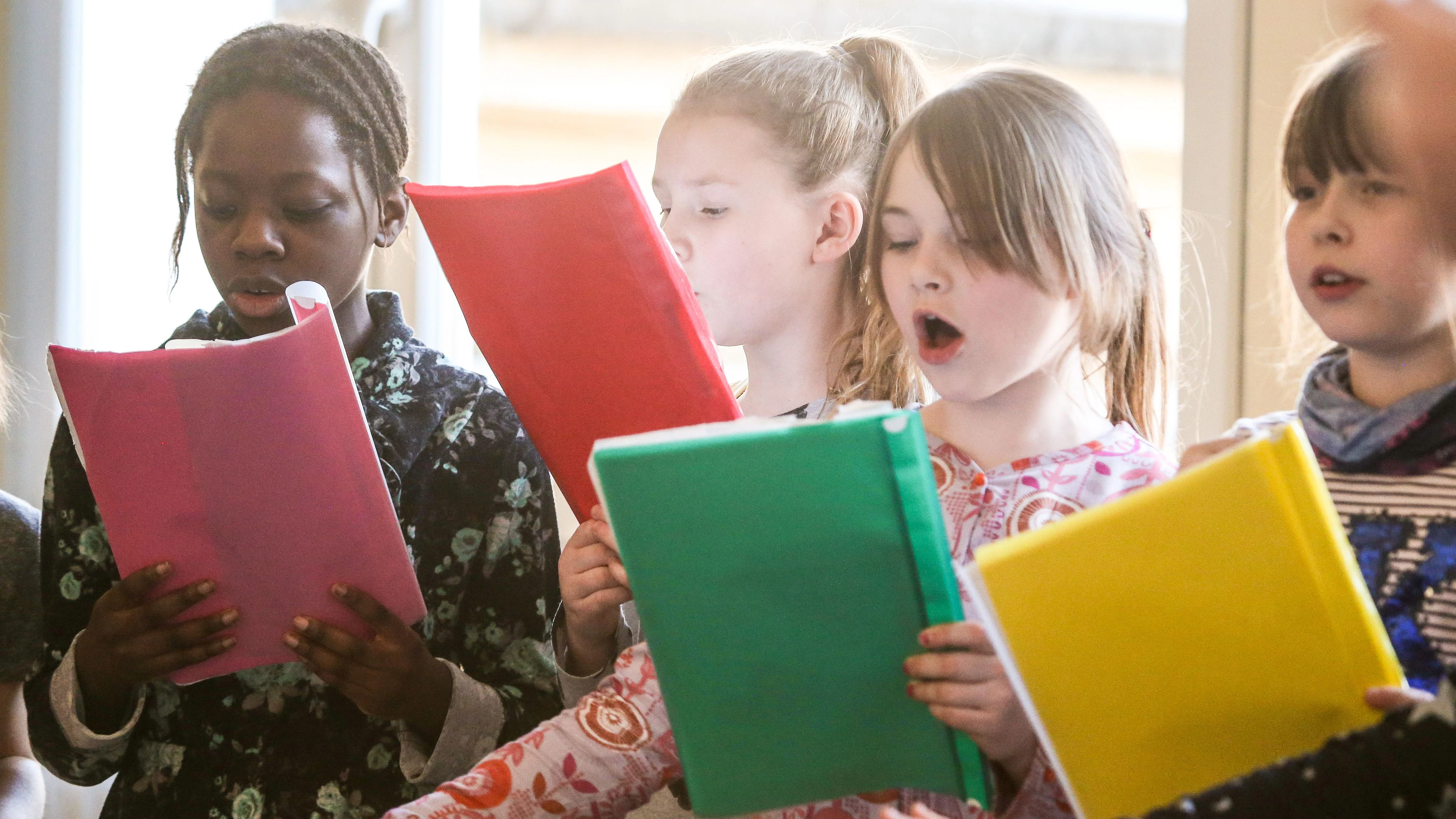 Kinder der Neuessener Schule in Essen, singen im Rahmen eines Chror-Projekts am 14.02.21019 im Musiksaal. Die Chorprobe der "Nessingers" umfasst Kinder der zweiten bis vierten Jahrgangsstufe der Grundschule. Foto: André Hirtz / FUNKE Foto Services