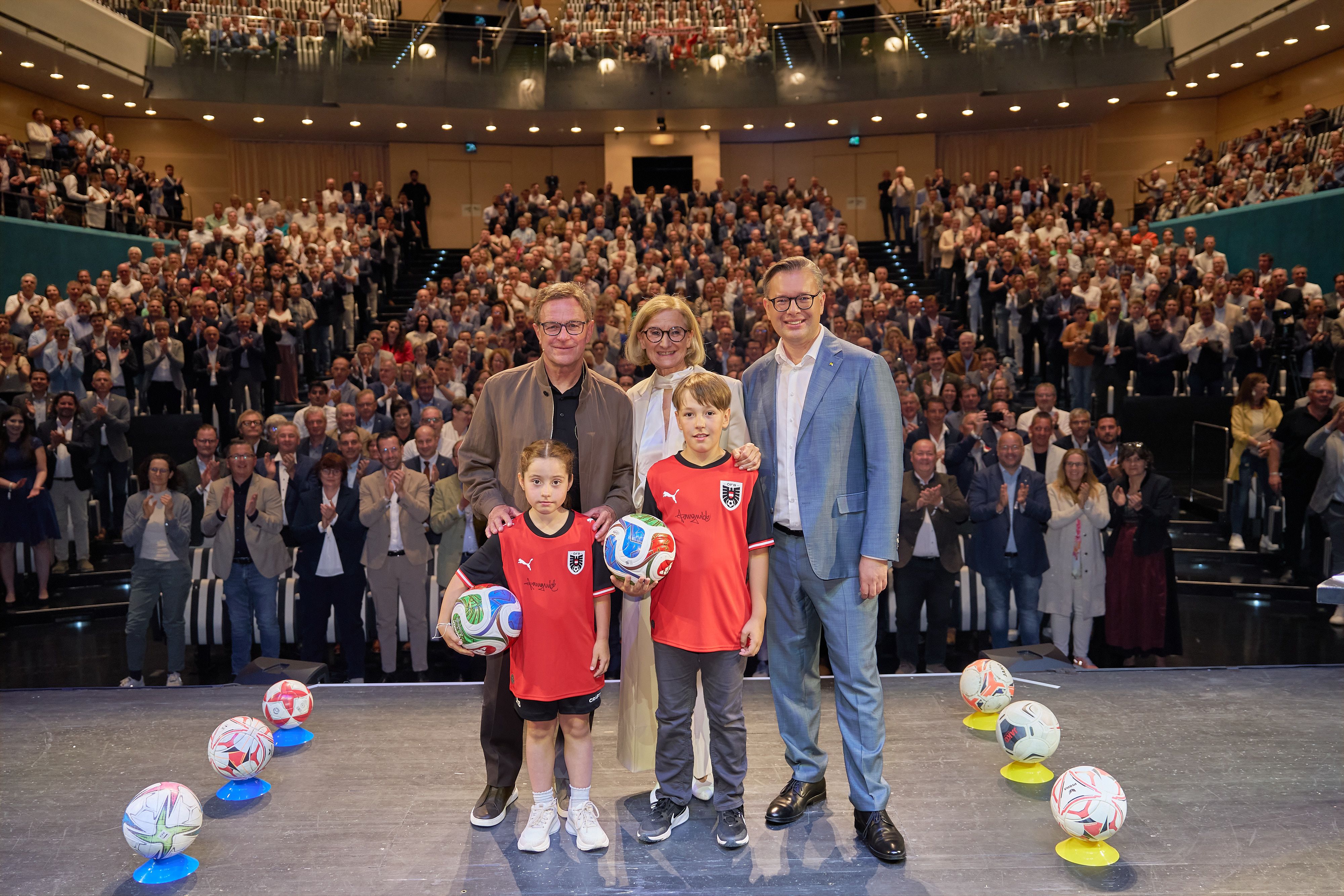 v.l.n.r.: Teamchef Fußball-Nationalteam Ralf Rangnick, Landeshauptfrau Johanna Mikl-Leitner, VPNÖ-Landesgeschäftsführer Matthias Zauner