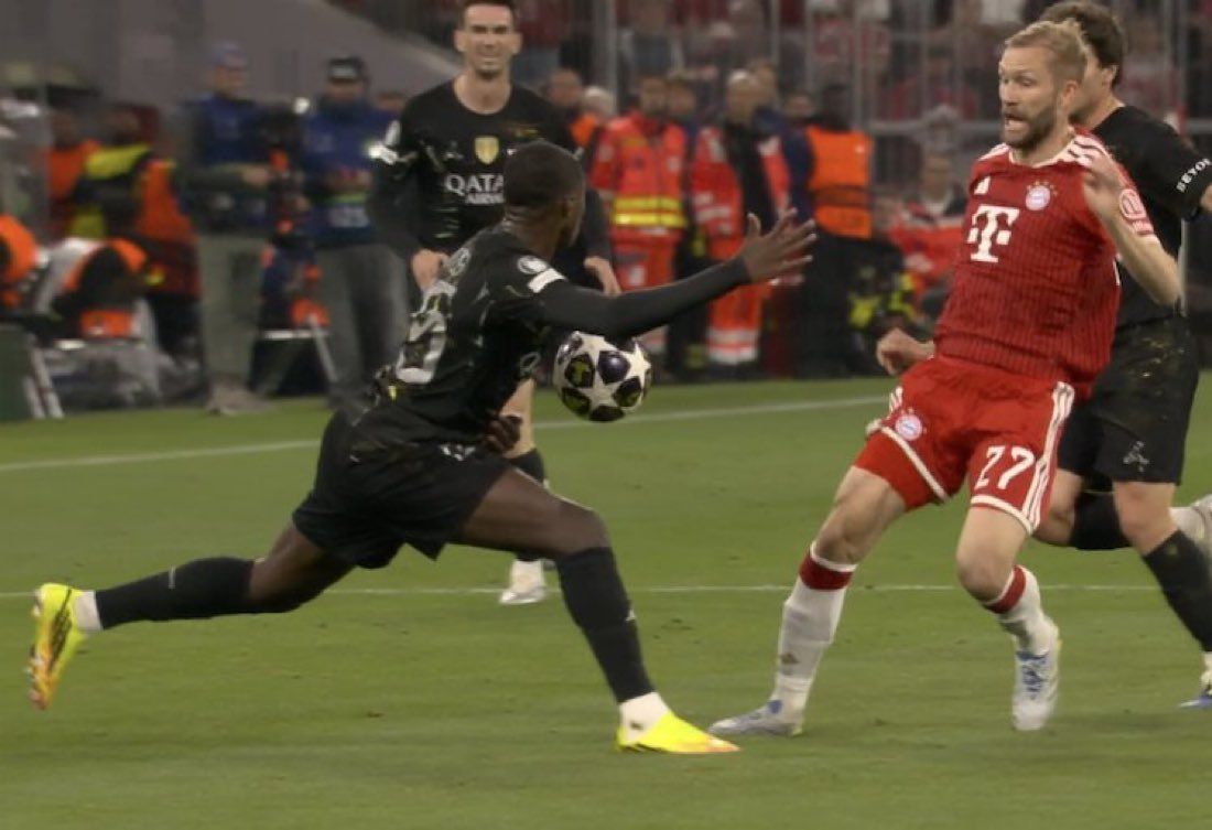 Die Bayern ärgerten sich über zwei Schiedsrichter-Entscheidungen im ersten Durchgang. 