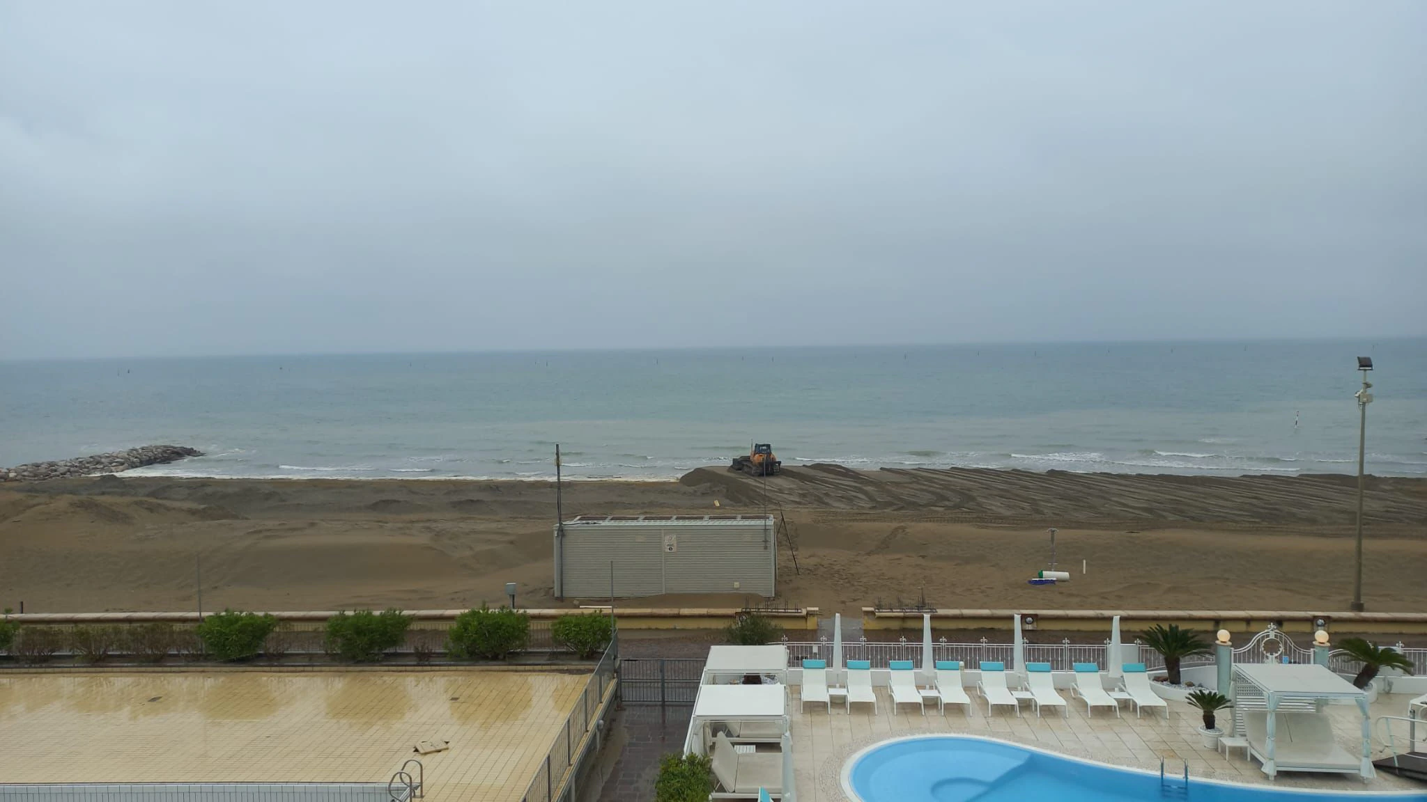 Heute.at - Lignano-Strand weggespült! Lkw füllen jetzt Sand nach