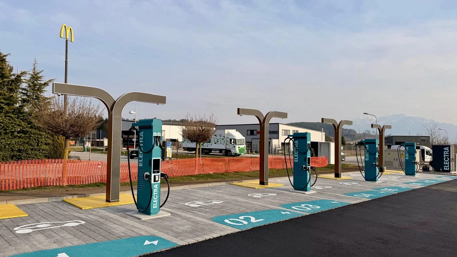 Der Ladehub ist mit insgesamt acht Ladepunkten ausgestattet, die eine Ladeleistung von bis zu 600 kW pro Ladepunkt ermöglichen. 
