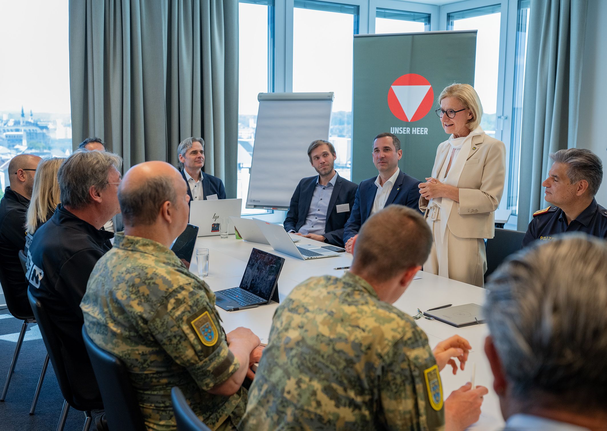 Am Dienstag fand im Trainingszentrum des Universitätsklinikums St. Pölten eine Krisenübung statt – Landeshauptfrau Johanna Mikl-Leitner (ÖVP, stehend) war dabei.