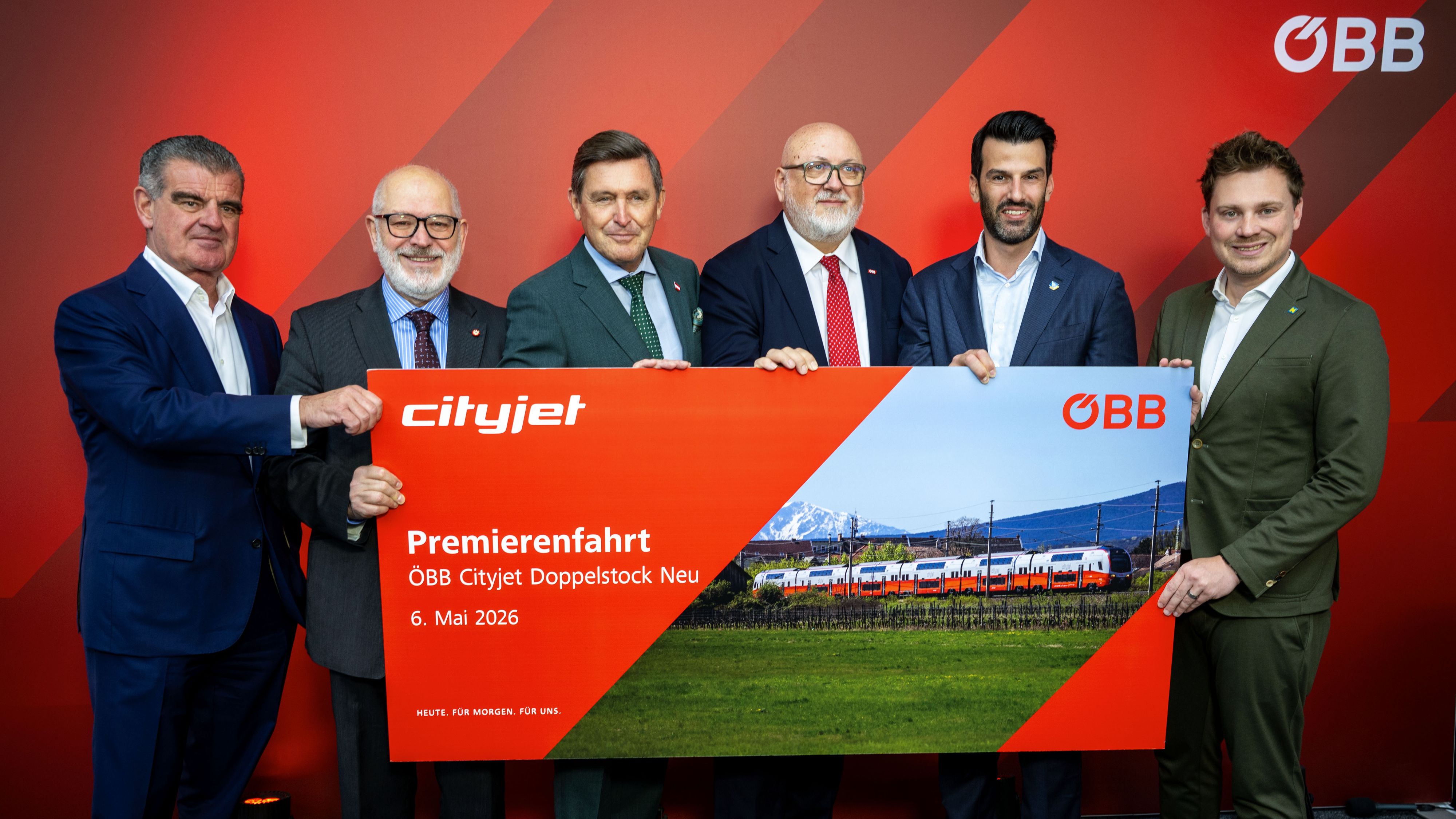 Am Mittwoch wurde der neue Cityjet Doppelstock der ÖBB am Wiener Hauptbahnhof präsentiert - und gleich auf seine erste Reise geschickt.