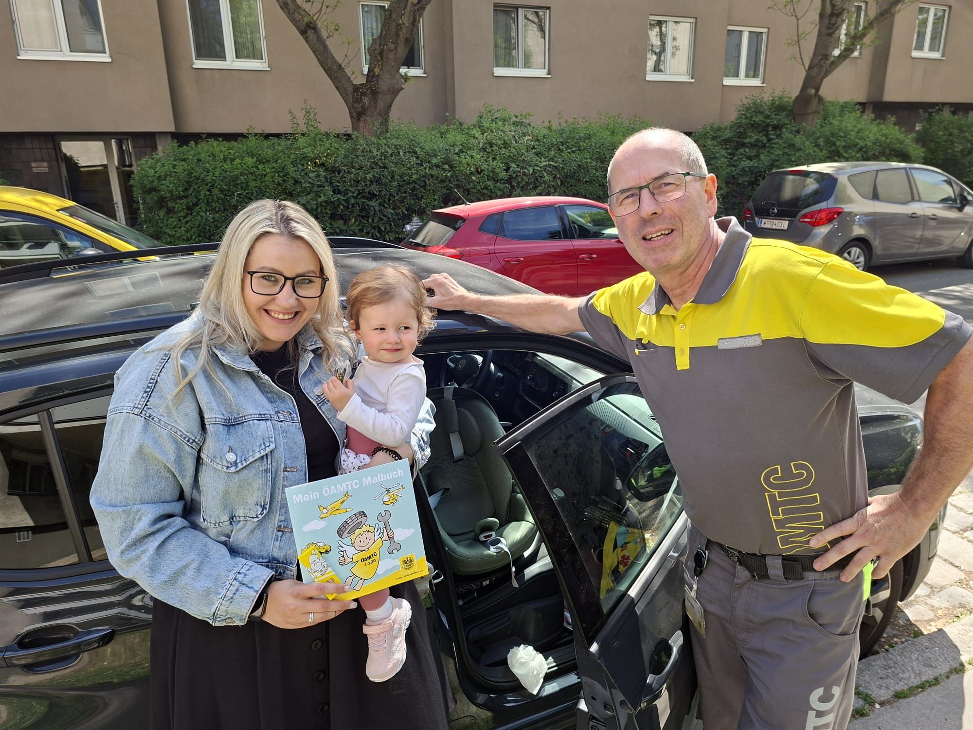 Mutter und Tochter sind wohlauf – Pannenhelfer Johann Heigl befreite das Mädchen aus dem versperrten Auto.