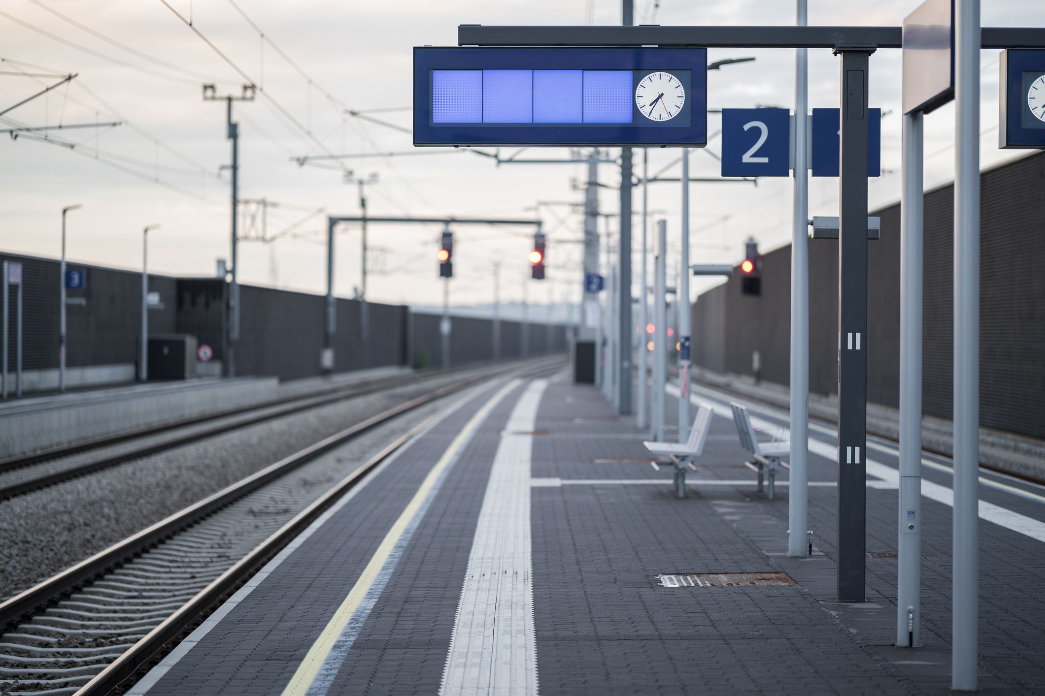 Das Gericht ist überzeugt, dass der Mann die Jugendliche namens Liana im Sommer 2025 am Bahnhof von Friedland vor den durchfahrenden Zug stieß.