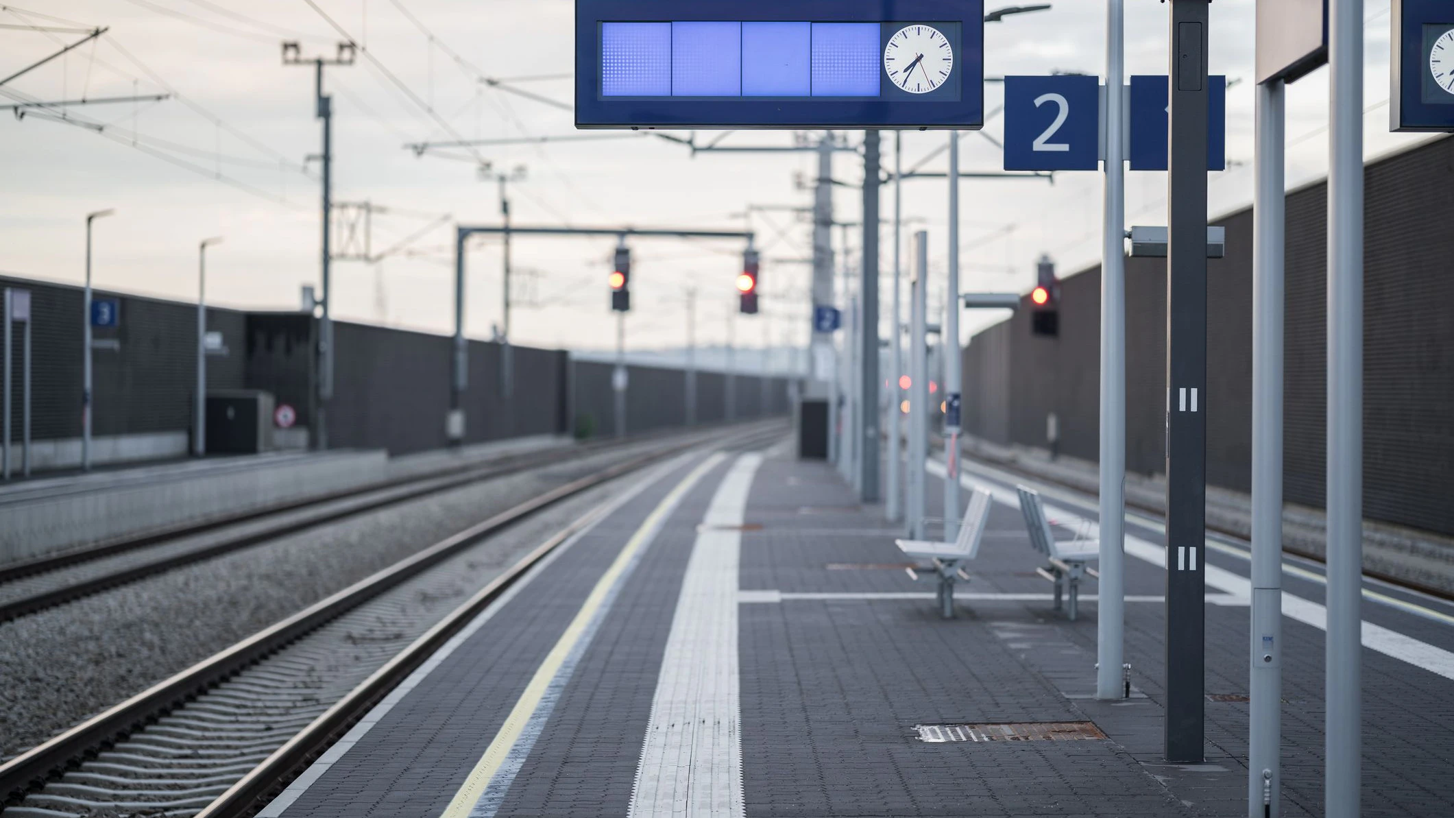 Das Gericht ist überzeugt, dass der Mann die Jugendliche namens Liana im Sommer 2025 am Bahnhof von Friedland vor den durchfahrenden Zug stieß.