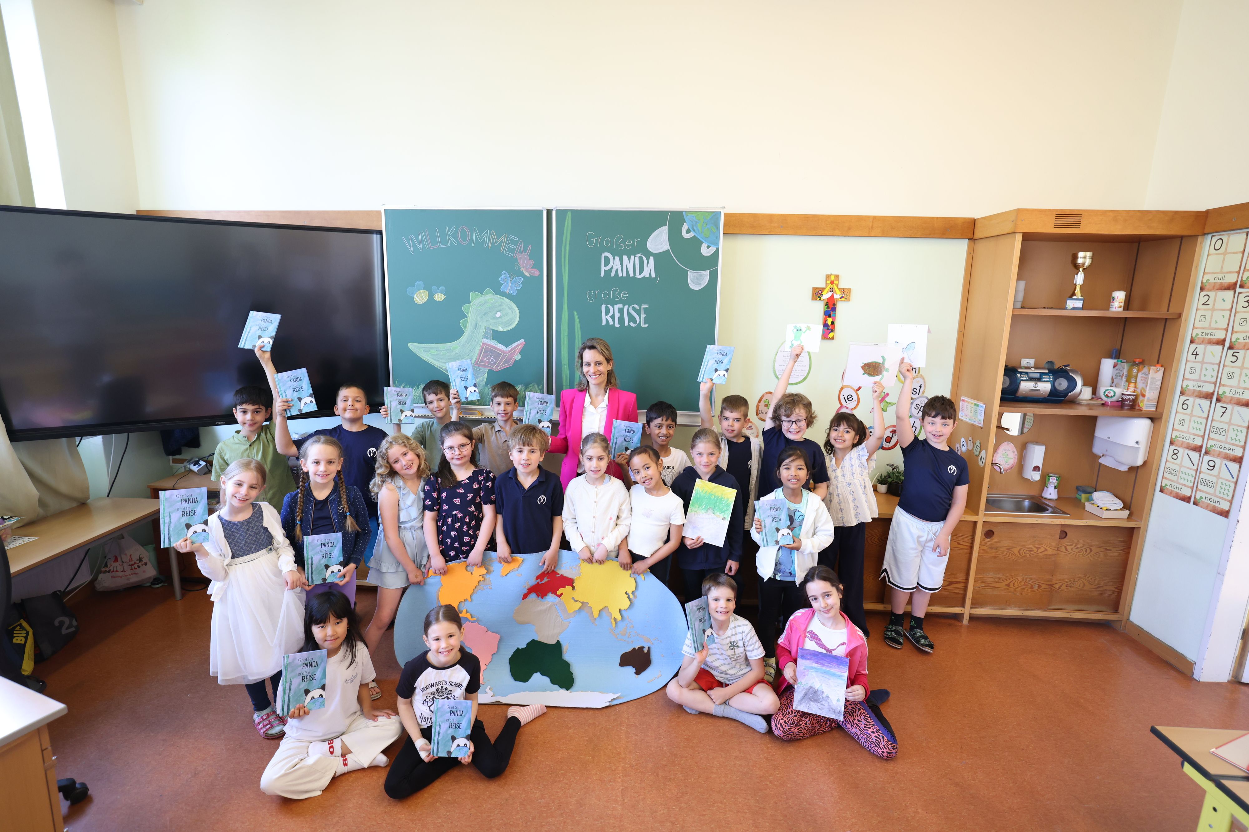 Stolz auf ihr Werk sind die Schüler der Volksschule Maria Frieden und Klassenlehrerin Sophie Salomon.