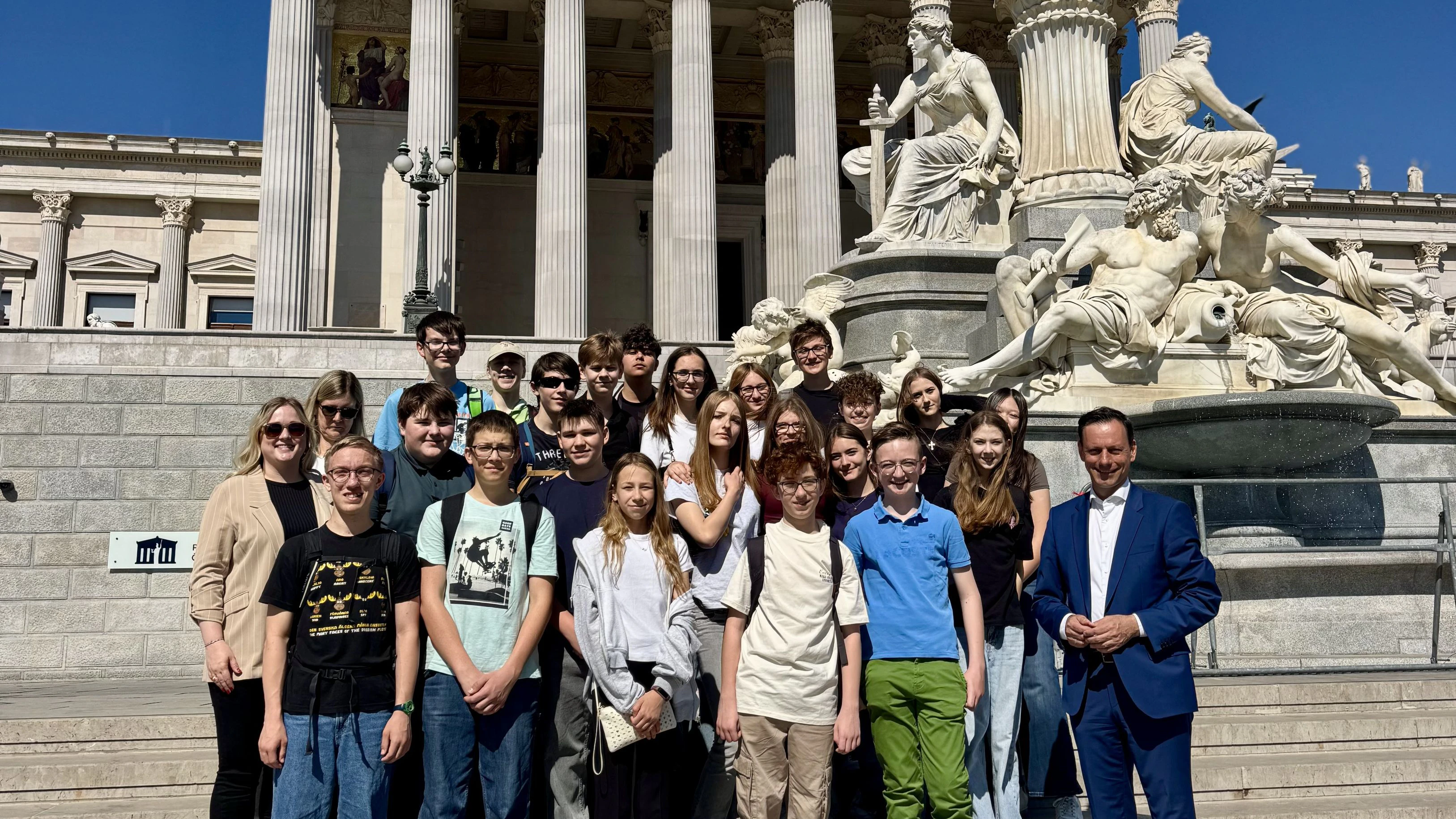 VP-Klubobmann Ernst Gödl zeigte einer Schulklasse aus seinem sterischen Heimatort Dobl das Parlament.