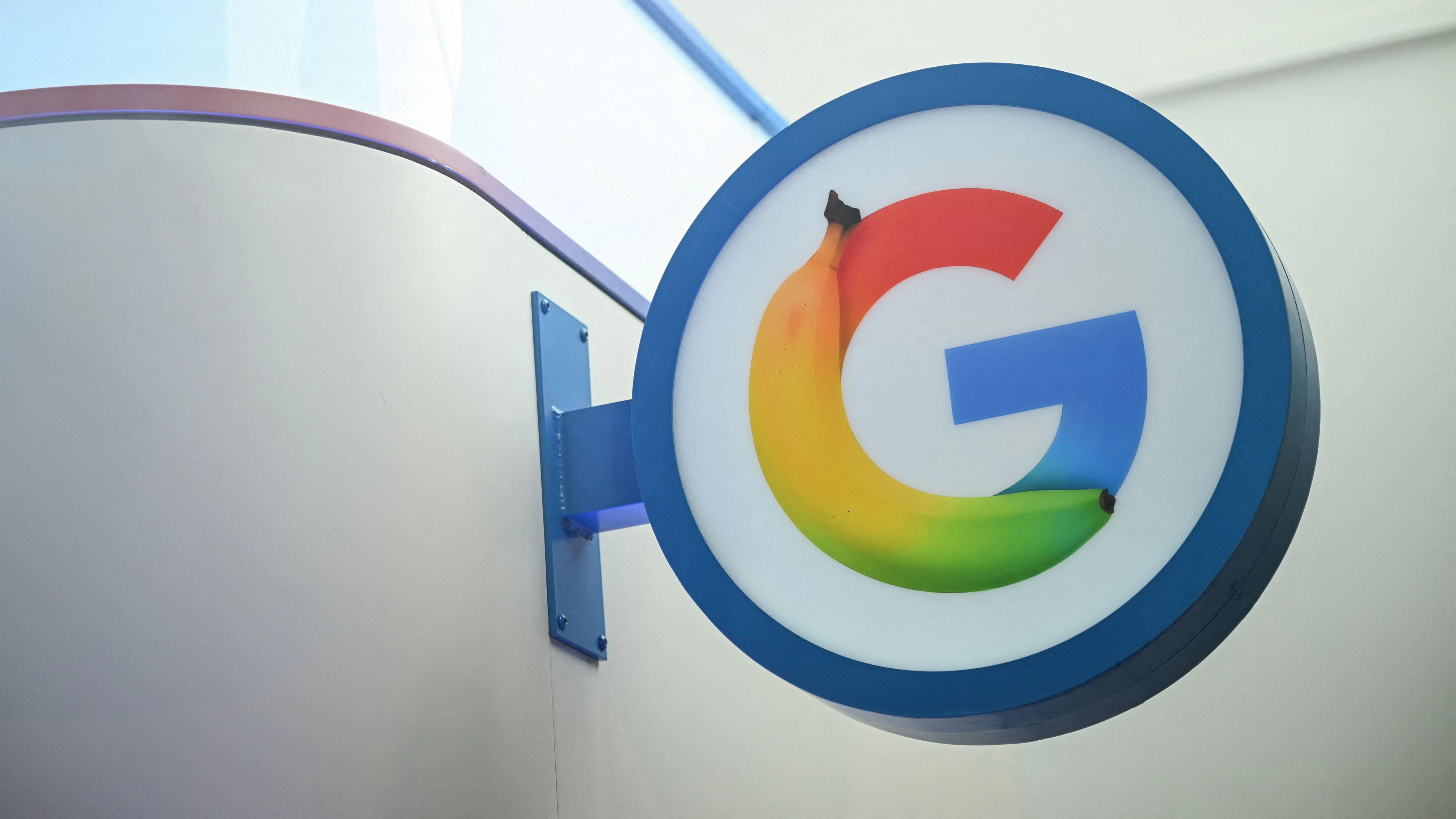Nach Angaben von Google sollen fünf Neuerungen dafür sorgen, dass Menschen leichter zu echten Websites, journalistischen Inhalten und geprüften Quellen finden. 