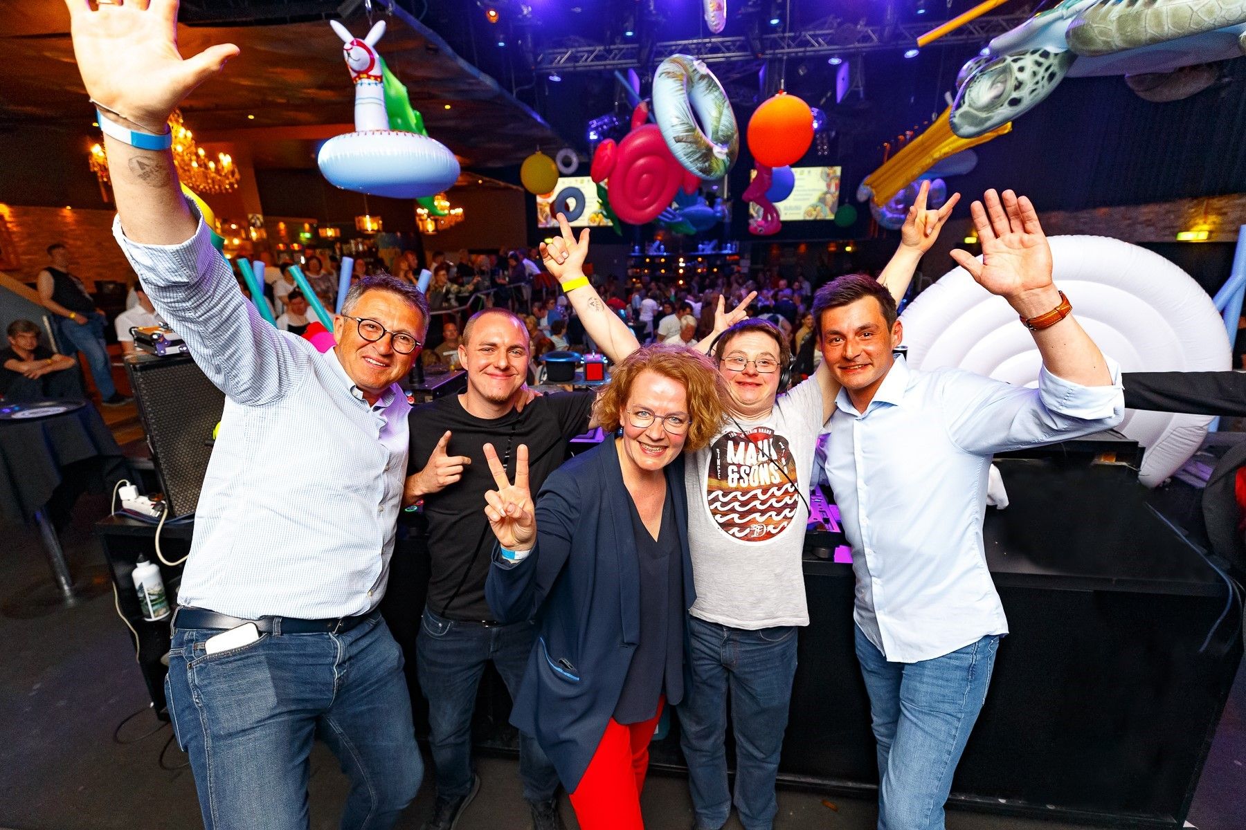 Am 8. Mai findet wieder das Inklusions-Clubbing Grenzenlos statt (v.l.n.r.): Sponsor Otmar Seidl, DJ Dominic, Christiane Teschl-Hofmeister (ÖVP), Landesrätin für Soziales, Christian Kneissl und 