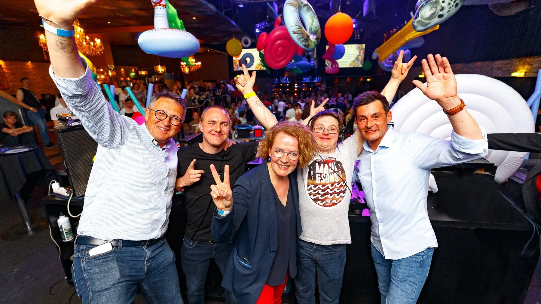 Am 8. Mai findet wieder das Inklusions-Clubbin Grenzenlos statt (v.l.n.r.): Sponsor Otmar Seidl, DJ Dominic, Sozial-Landesrätin Christiane Teschl-Hofmeister, Christian Kneissl und "Special Needs Krems-Wachau" Obmann Hans-Peter Pressler. 