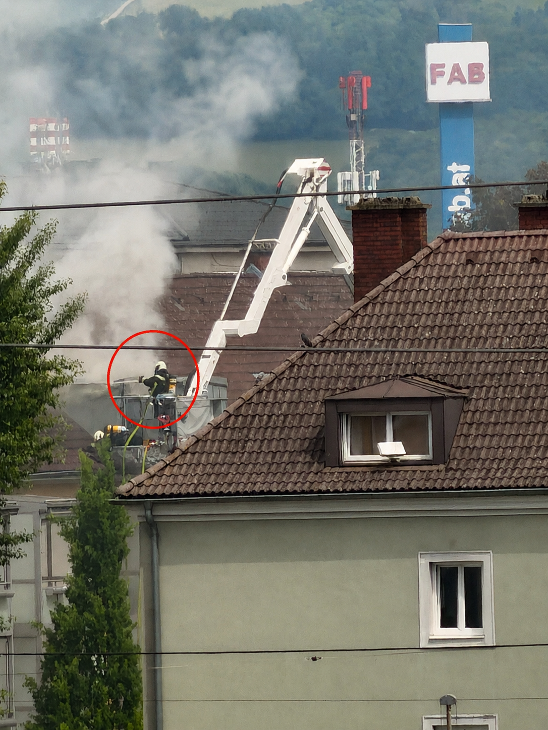 In Linz ist es bei einem Brand zu dramatischen Szenen gekommen.