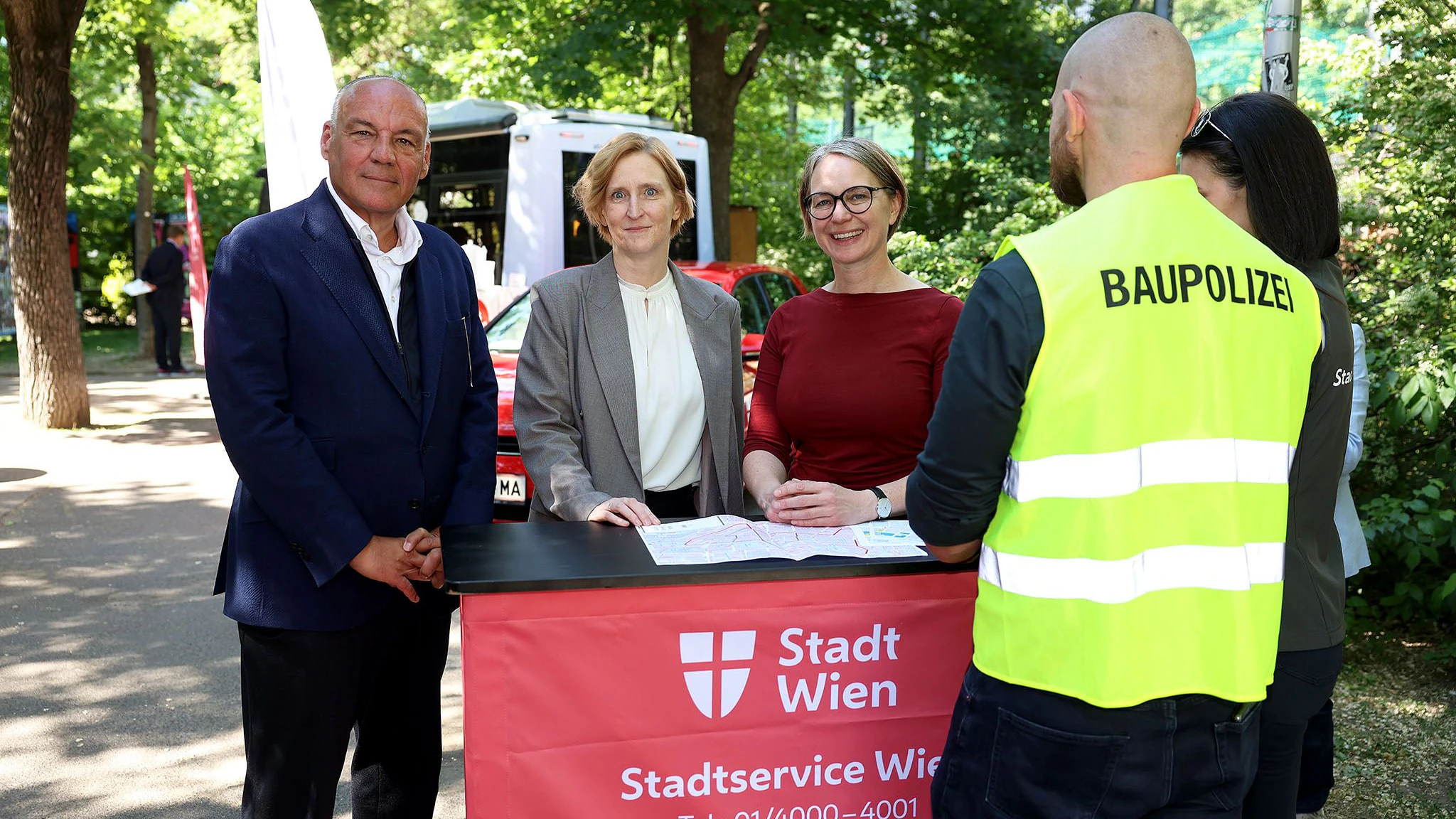 (v.l.) Walter Hillerer (Gruppe Sofortmaßnahmen), Stadträtin Elke Hanel-Torsch und Bezirksvorsteherin Michaela Schüchner bei der Vorstellung der Altbauten-Offensive.