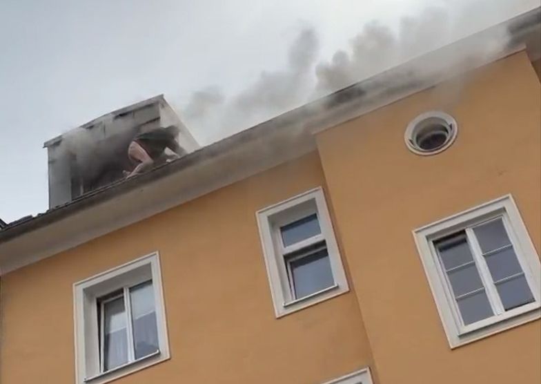Dramatische Szenen in Linz: Der Wohnungseigentümer rettete sich vor dem Brand aufs Dach.
