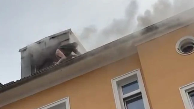 Dramatische Szenen in Linz: Der Wohnungseigentümer rettete sich vor dem Brand aufs Dach.