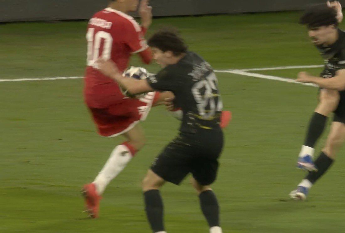 Joao Mendes bekommt den Ball an den Arm. 
