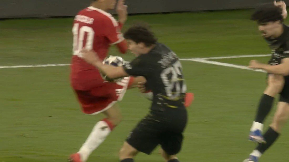 Joao Mendes bekommt den Ball an den Arm. 