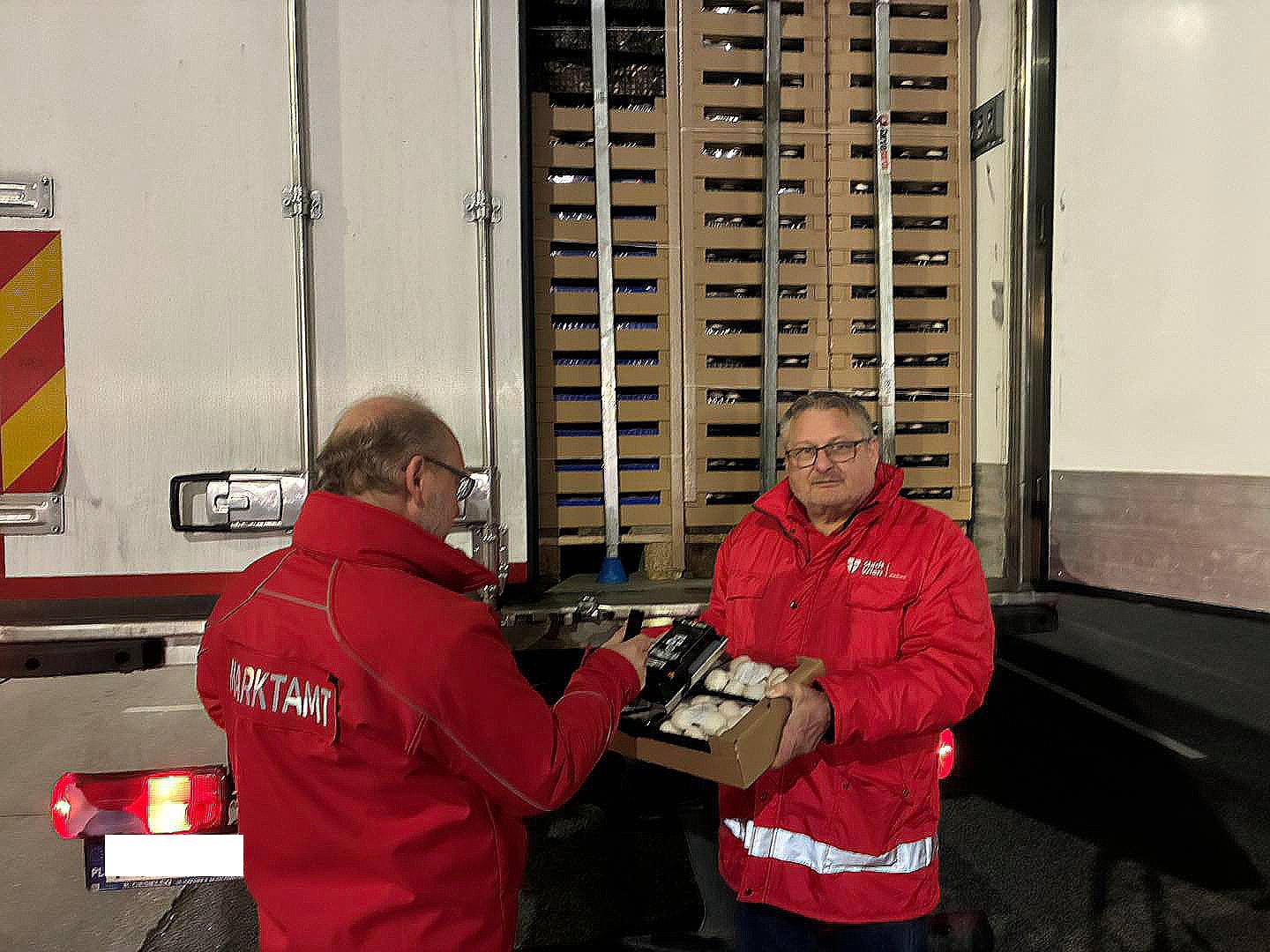 Marktamt-Chef Andreas Kutheil (r.) bei einer Schwerpunkt-Kontrolle.
