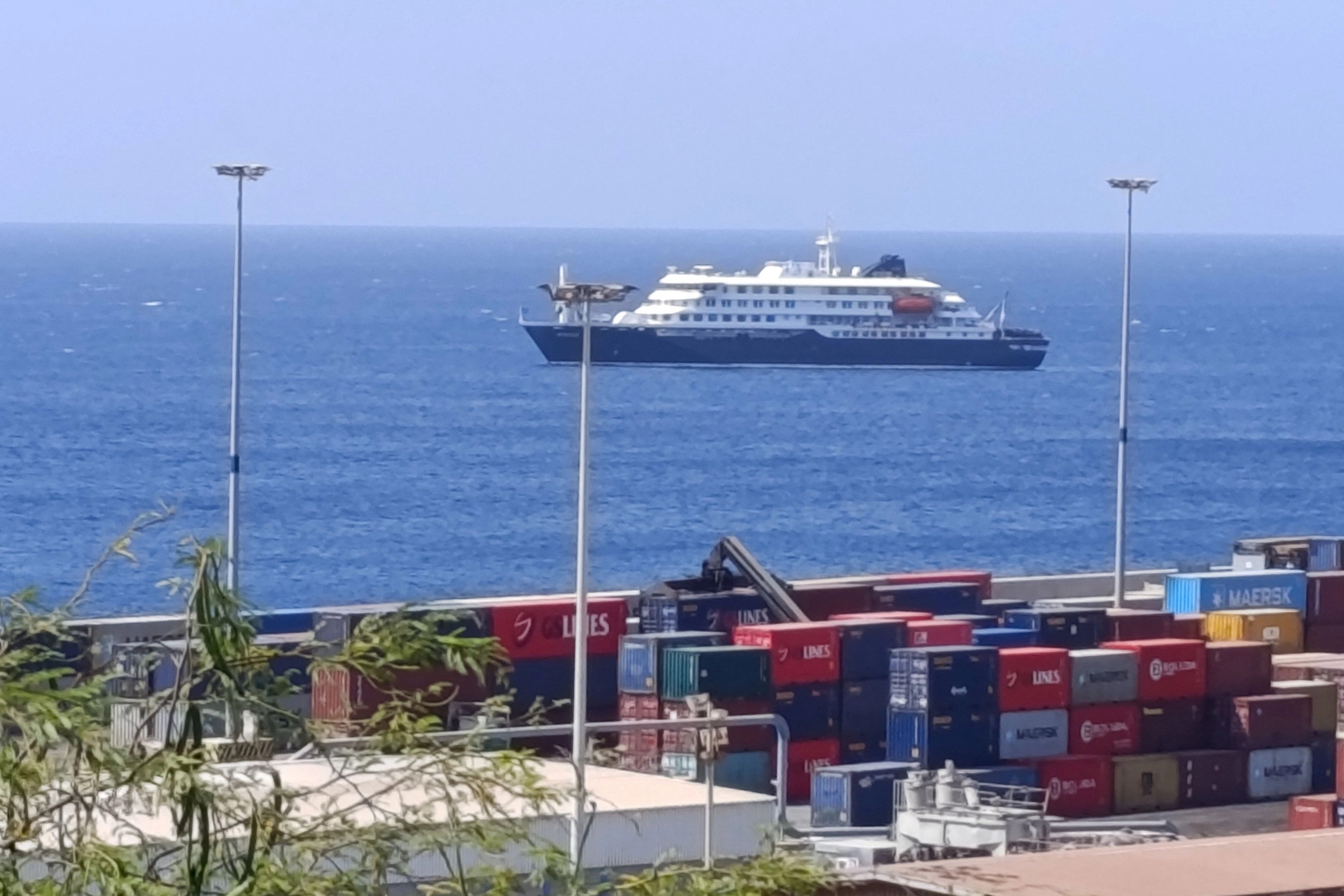 In den letzten Tagen stand die "MV Hondius" unter Quarantäne und musste weit ab vom Hafen von Praia auf Kap Verde anlegen