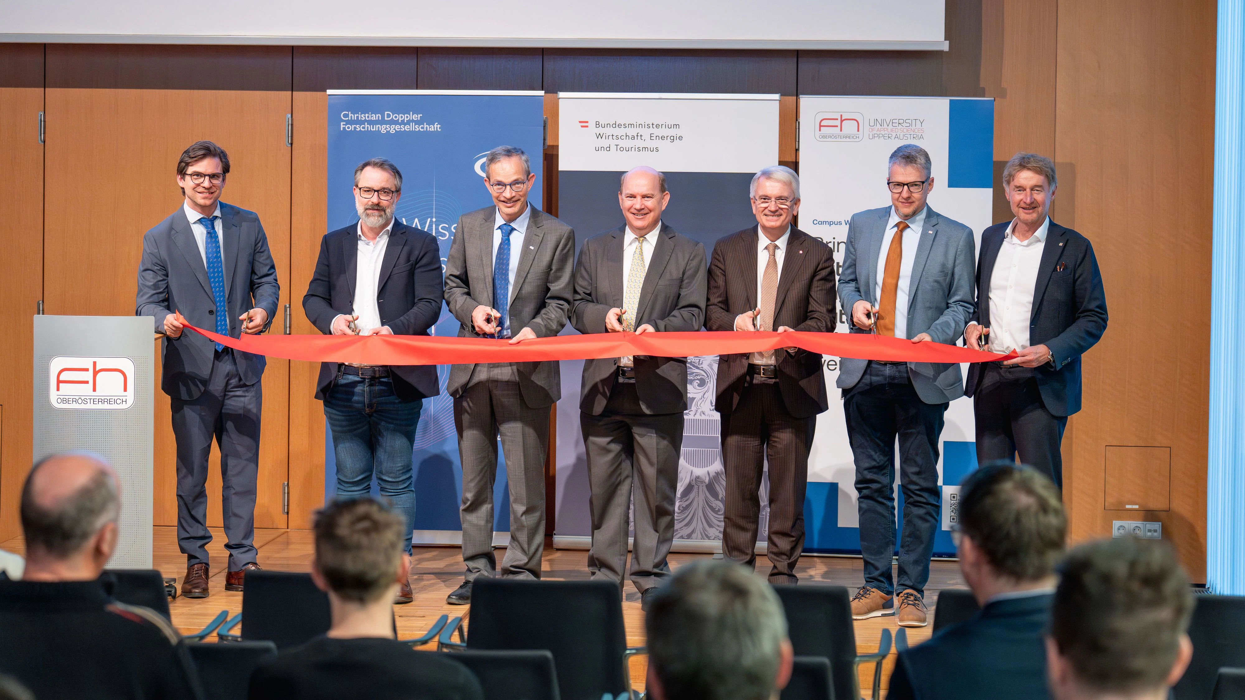 Durchschneiden des roten Bandes zur Eröffnung des Josef-Ressel-Zentrums.