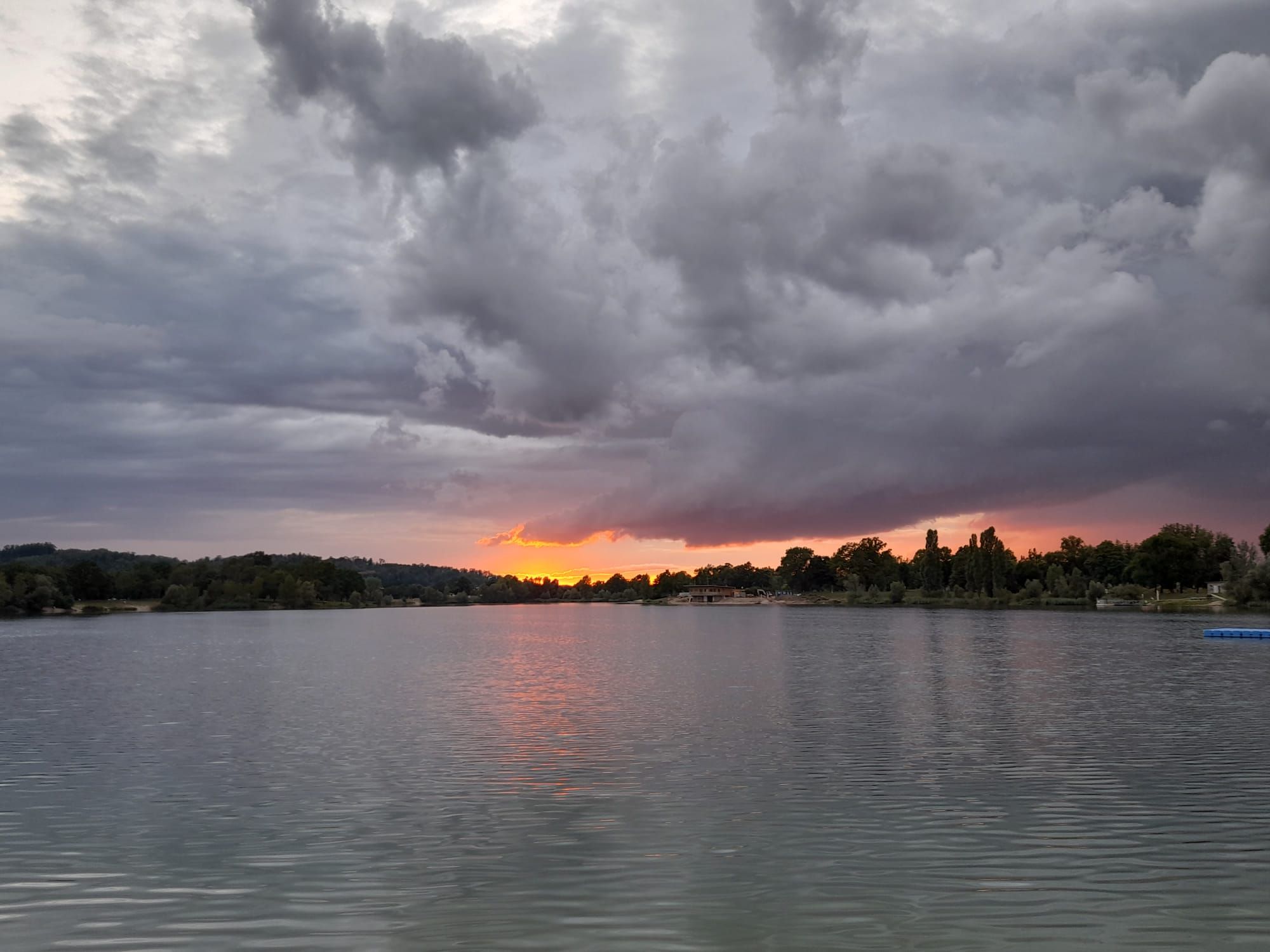 Heute.at - Kaltfront bringt Gewitter und Sturm nach Österreich
