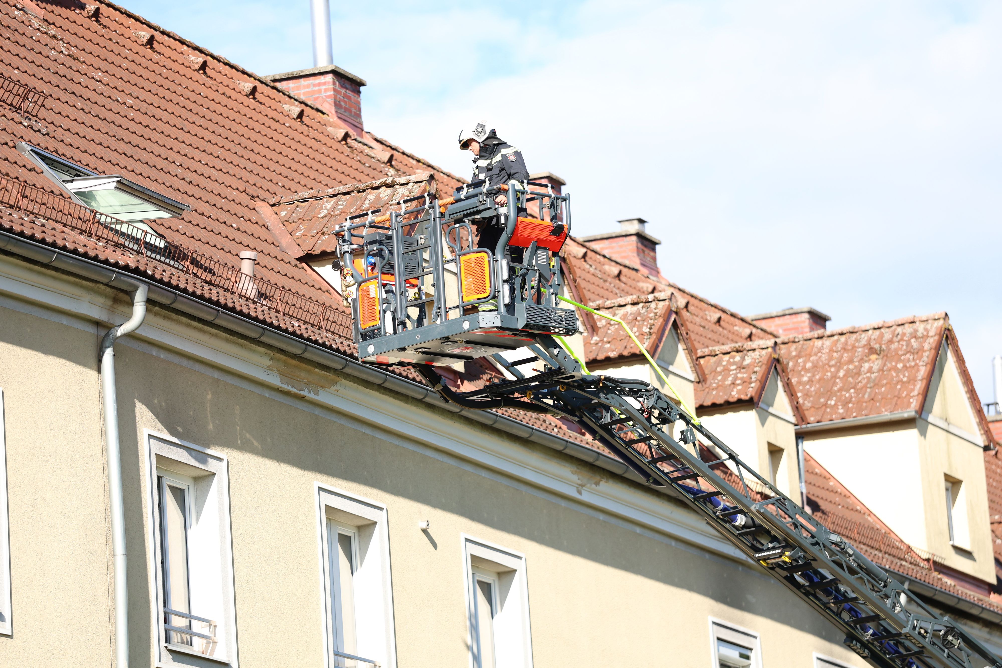 Bei einem Brand in einer Mansardenwohnung in Linz-Urfahr wurden am Donnerstag eine Mutter und ihre zwei Kleinkinder von der Feuerwehr gerettet. 