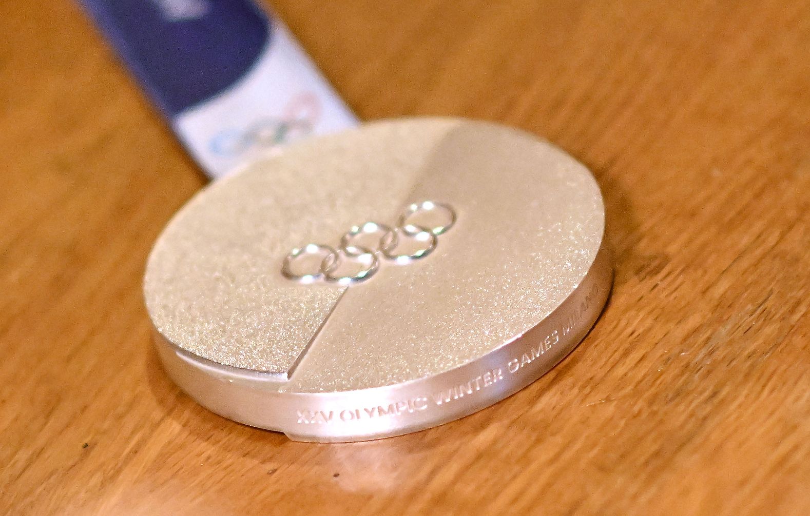 Die Olympia-Medaille von Fabio Gstrein.