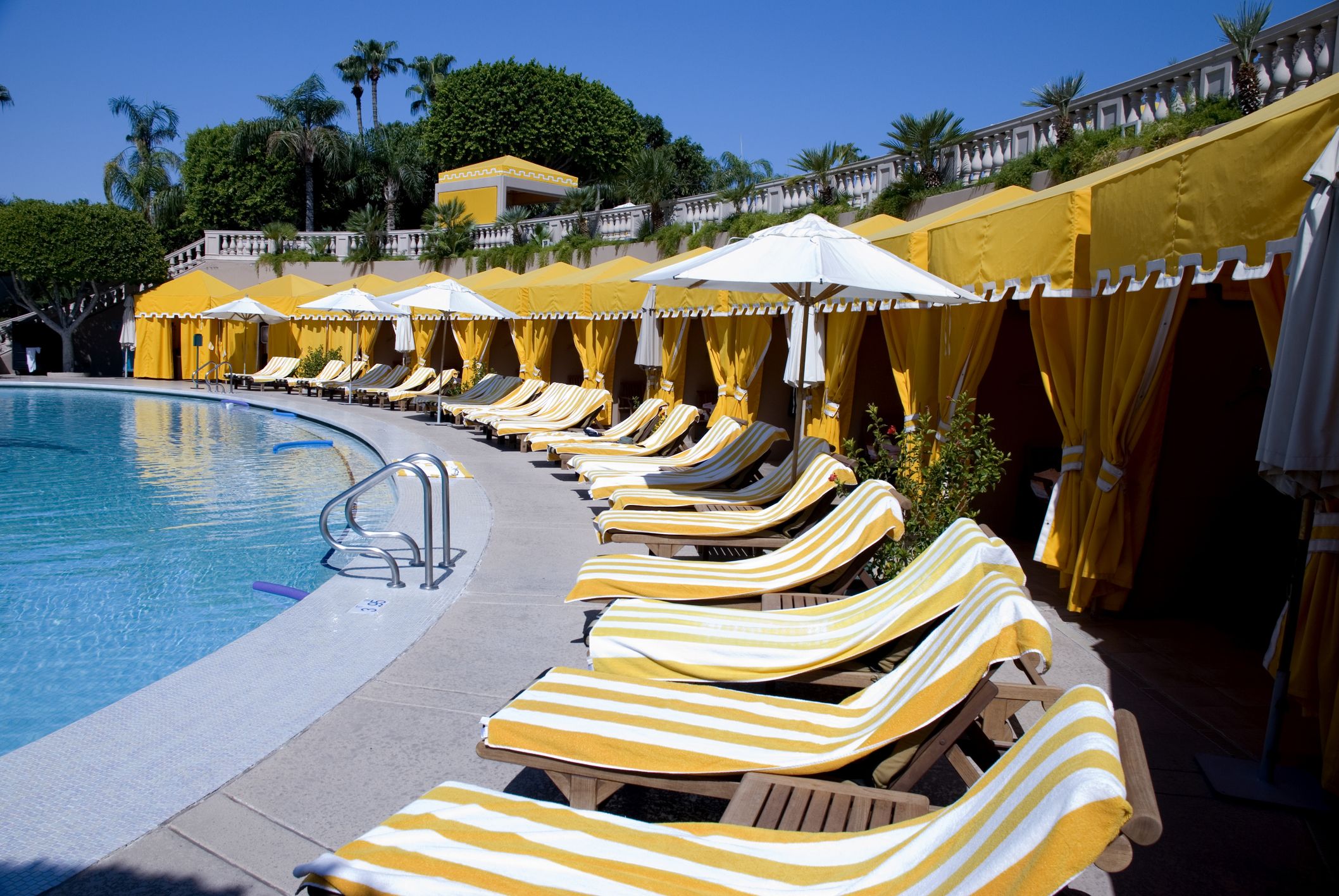 Weil er keine Liege am Hotelpool ergattern konnte, zog ein Urlauber vor Gericht.