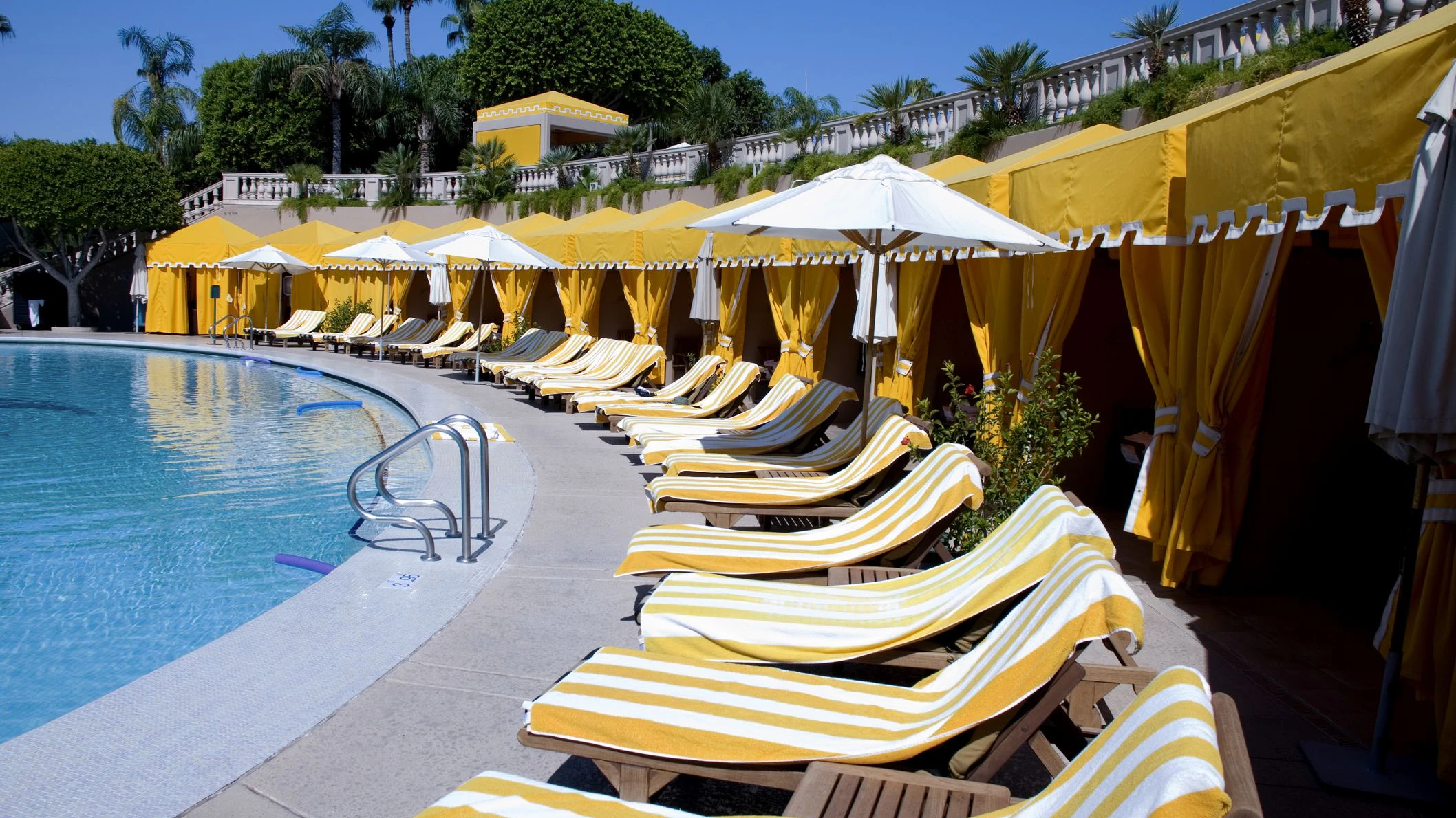Weil er keine Liege am Hotelpool ergattern konnte, zog ein Urlauber vor Gericht.