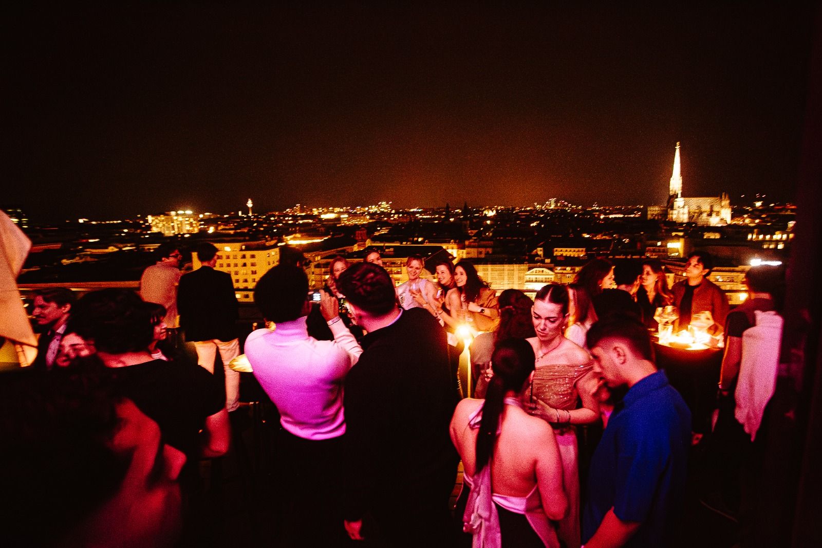 Rooftop-Bars liegen in Wien derzeit voll im Trend. Vor allem im Sommer ziehen die Locations mit Aussicht zahlreiche Gäste an.