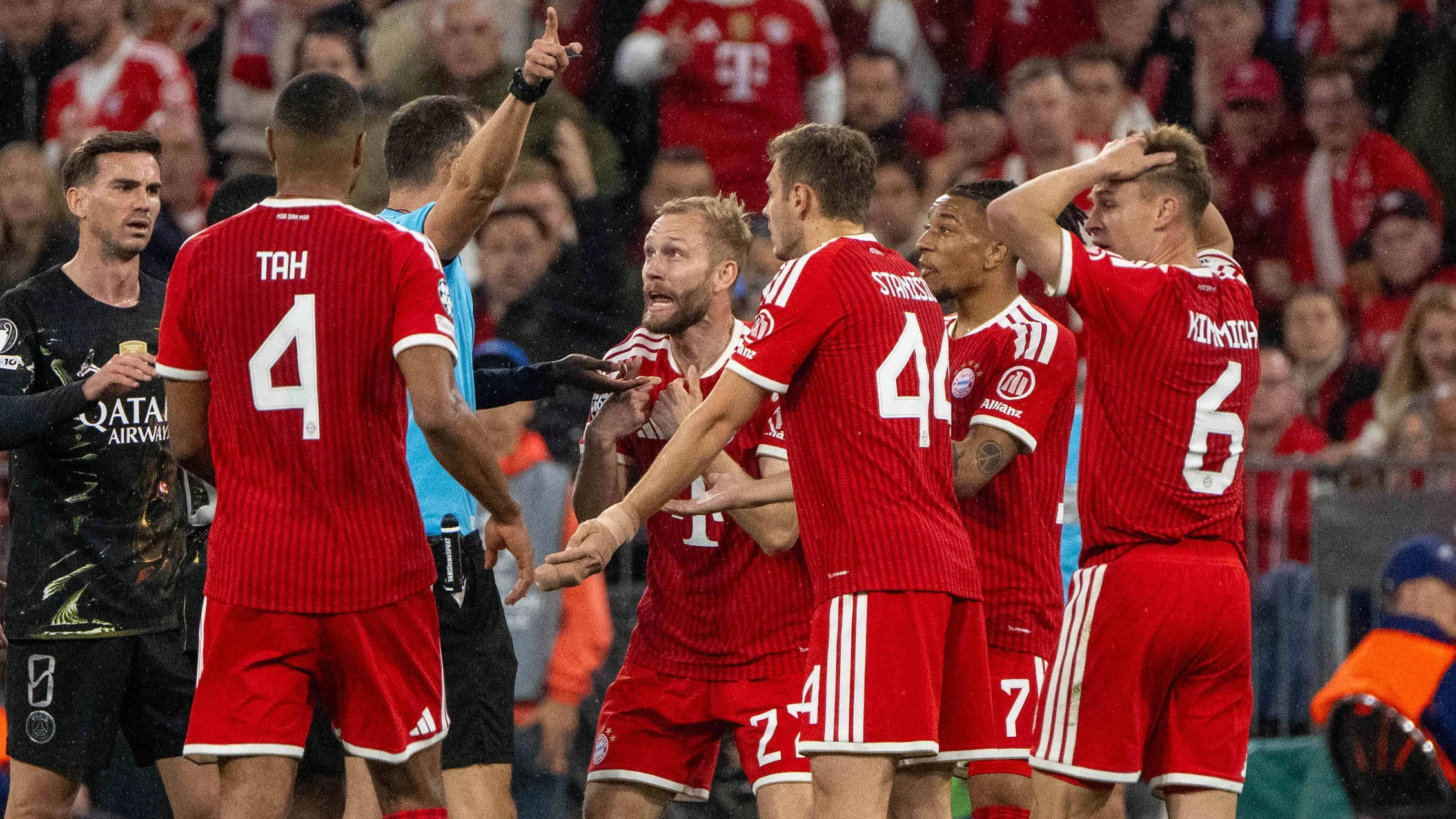 Fußball, Herren, Saison 2025/2026, Champions League Halbfinale, Rückspiel, FC Bayern München - Paris St. Germain, v. l. Harry Kane Bayern München, Jonathan Tah Bayern München, Konrad Laimer Bayern München, Josip Stanisic Bayern München, Michael Olise Bayern München und Joshua Kimmich Bayern München beschweren sich beim Schiedsrichter Joao Pinheiro POR, 06.05. 2026, *** Soccer, Men, 2025 2026 season, Champions League semi-final, second leg , FC Bayern Munich Paris St Germain, f l Harry Kane Bayern Munich , Jonathan Tah Bayern Munich , Konrad Laimer Bayern Munich , Josip Stanisic Bayern Munich , Michael Olise Bayern Munich and Joshua Kimmich Bayern Munich complain to the referee Joao Pinheiro POR , 06 05 2026, Copyright: xMatthiasxKochx