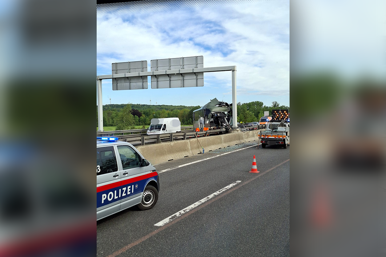 An der Kollision auf der A33 waren mindestens zwei Fahrzeuge beteiligt.