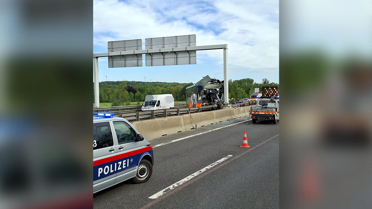 An der Kollision auf der A33 waren mindestens zwei Fahrzeuge beteiligt.