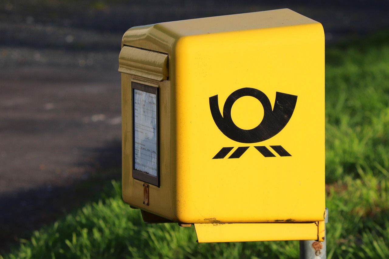 Roter Briefkasten der Deutschen Post