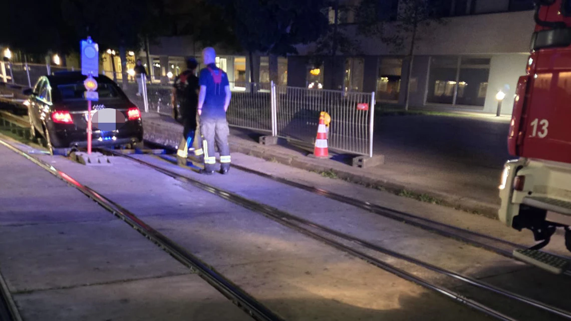 Am Mittwochabend blieb das Auto auf dem offenen Gleisbett stecken.