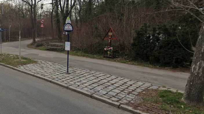 Kein Witterungsschutz und keine Sitzgelegenheiten: Die Bus-Station Keylwerthgasse