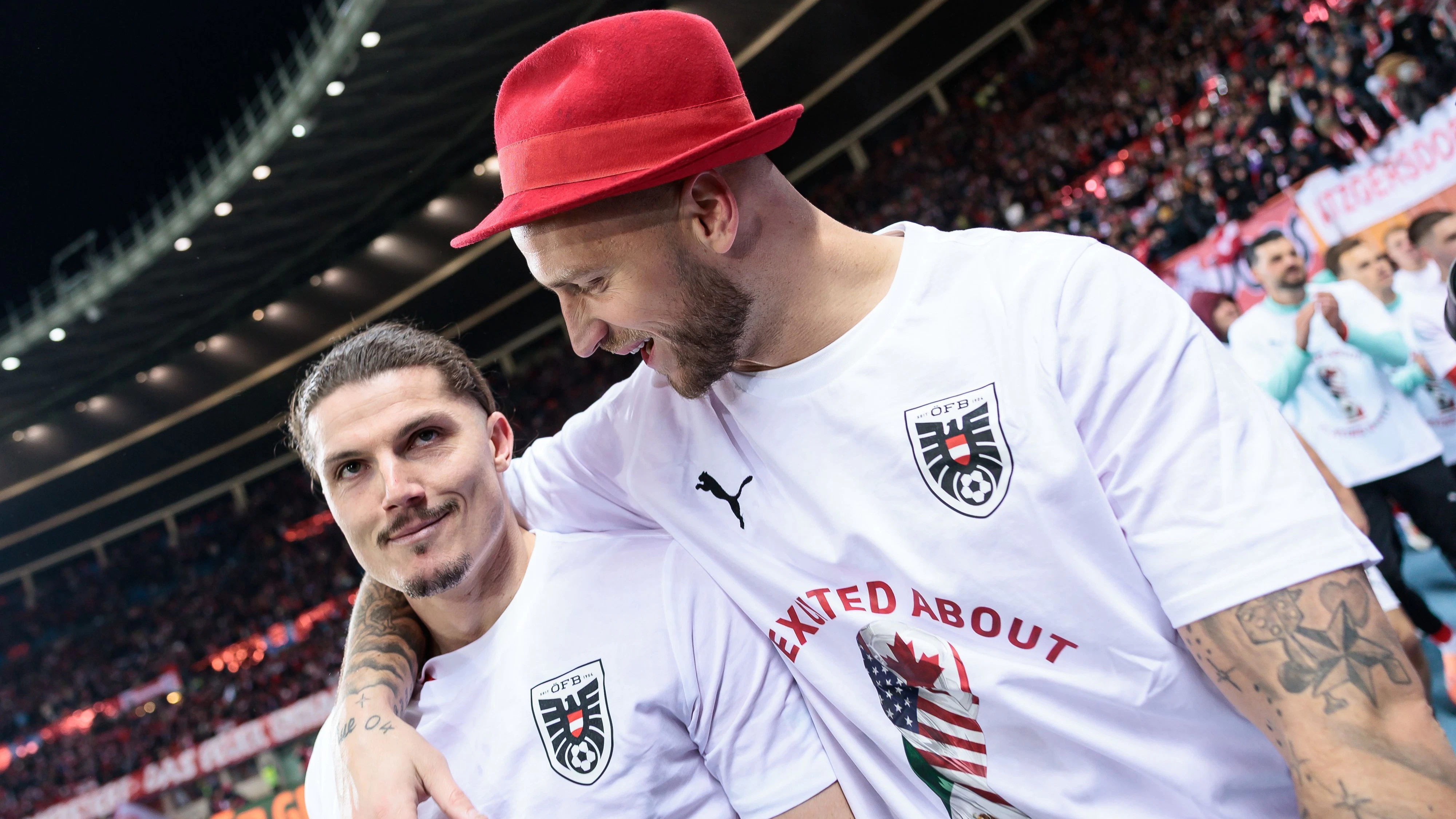 Marcel Sabitzer mit Marko Arnautovic, der den Fan-Hut trägt