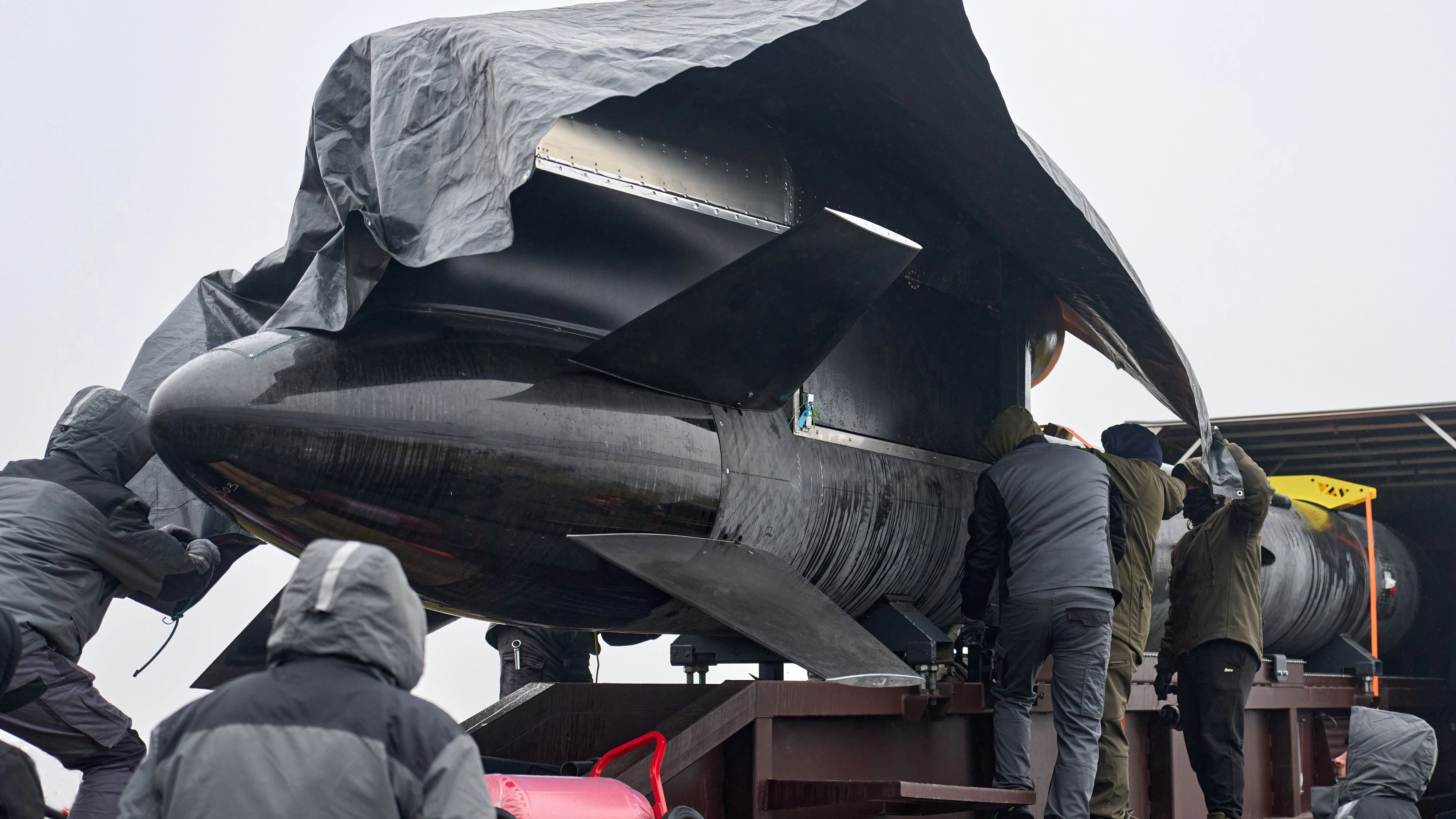 Arbeiter und Militärangehörige begutachten Marschflugkörper vom Typ FP-5 "Flamingo" des ukrainischen Herstellers Fire Point während der Übergabe an das Militär, Dezember 2025.