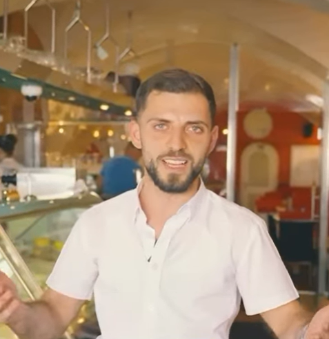 Eismacher Illi Musliu vom Eiscafé Cortina ärgert sich über die hohen Schanigarten-Kosten der Stadt Leoben.