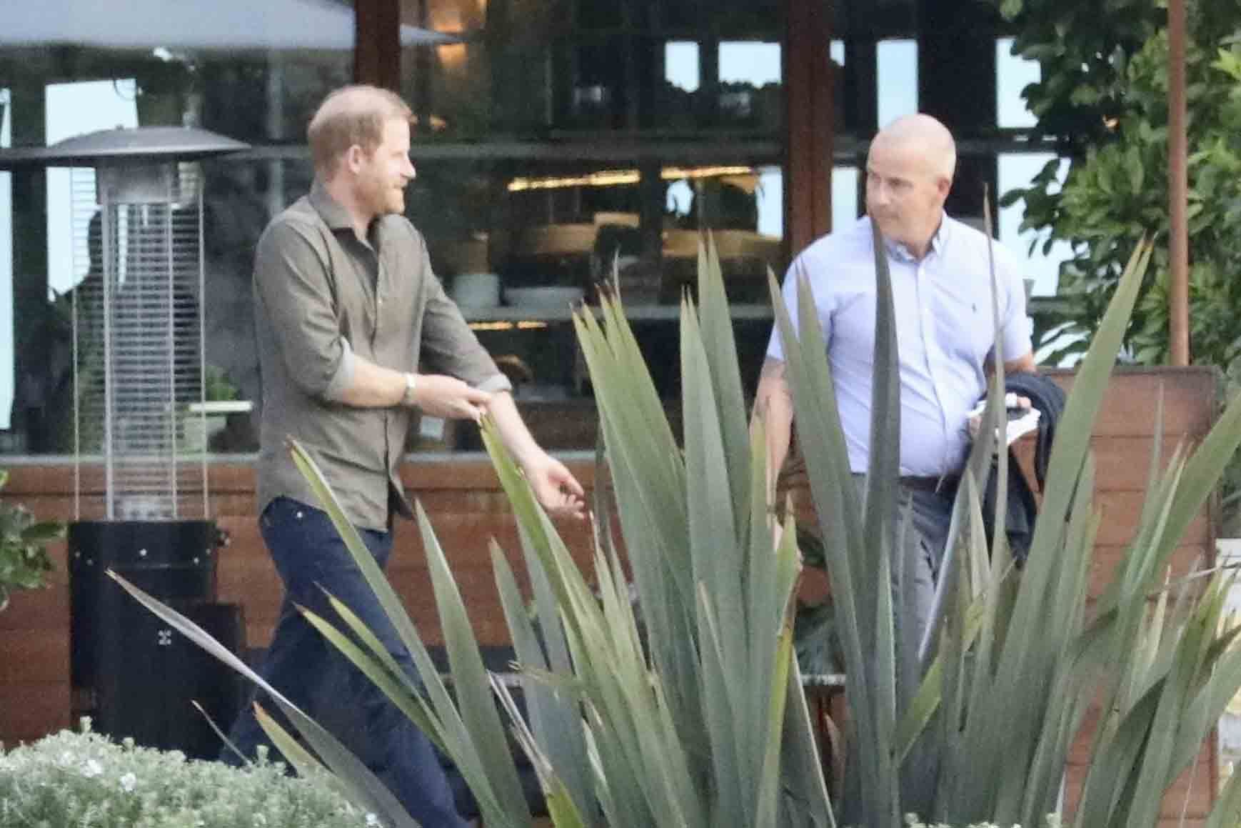 Harry geht in Nobel-Lokal essen. Für Papa Charles hat er keine Zeit. 