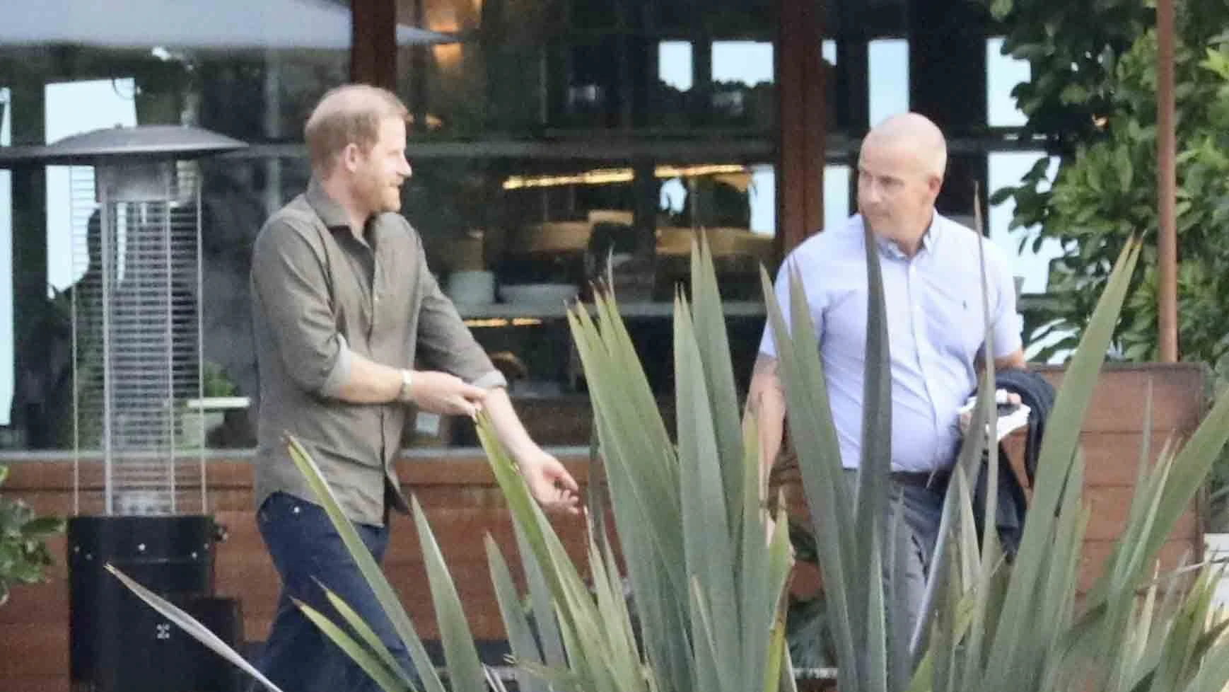 Harry geht in Nobel-Lokal essen. Für Papa Charles hat er keine Zeit. 