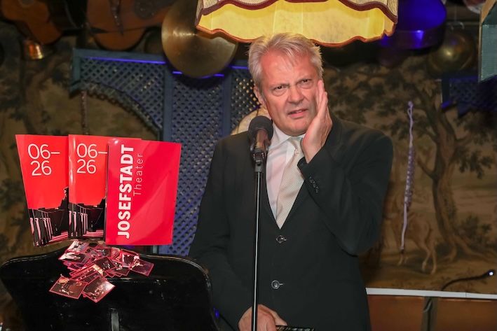 Ein leiser Abschied sieht anders aus: Direktor Herbert Föttinger verabschiedet sich nach 20 Jahren von der Josefstadt. Passend dazu hat man sich gemeinsam mit Panini ein besonderes Special überlegt – limitierte Stickeralben mit den beliebtesten Produktionen der vergangenen zwei Jahrzehnte.
