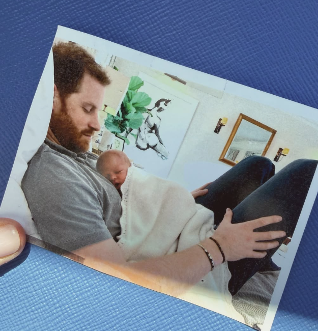 Harry mit Archie auf seiner Brust.