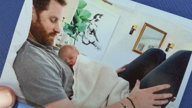 Harry mit Archie auf seiner Brust.