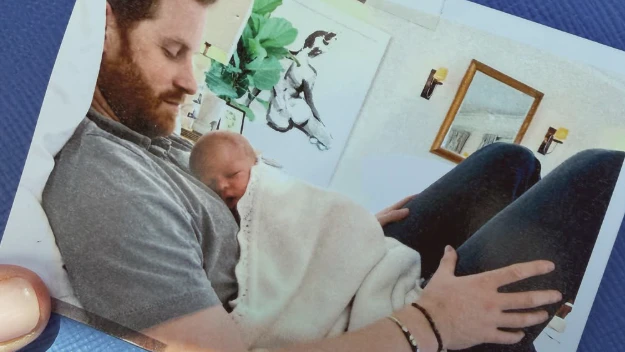 Harry mit Archie auf seiner Brust.