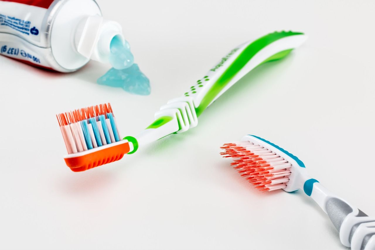Richtige Zahnhygiene mit Zahnbürste und Zahnpasta