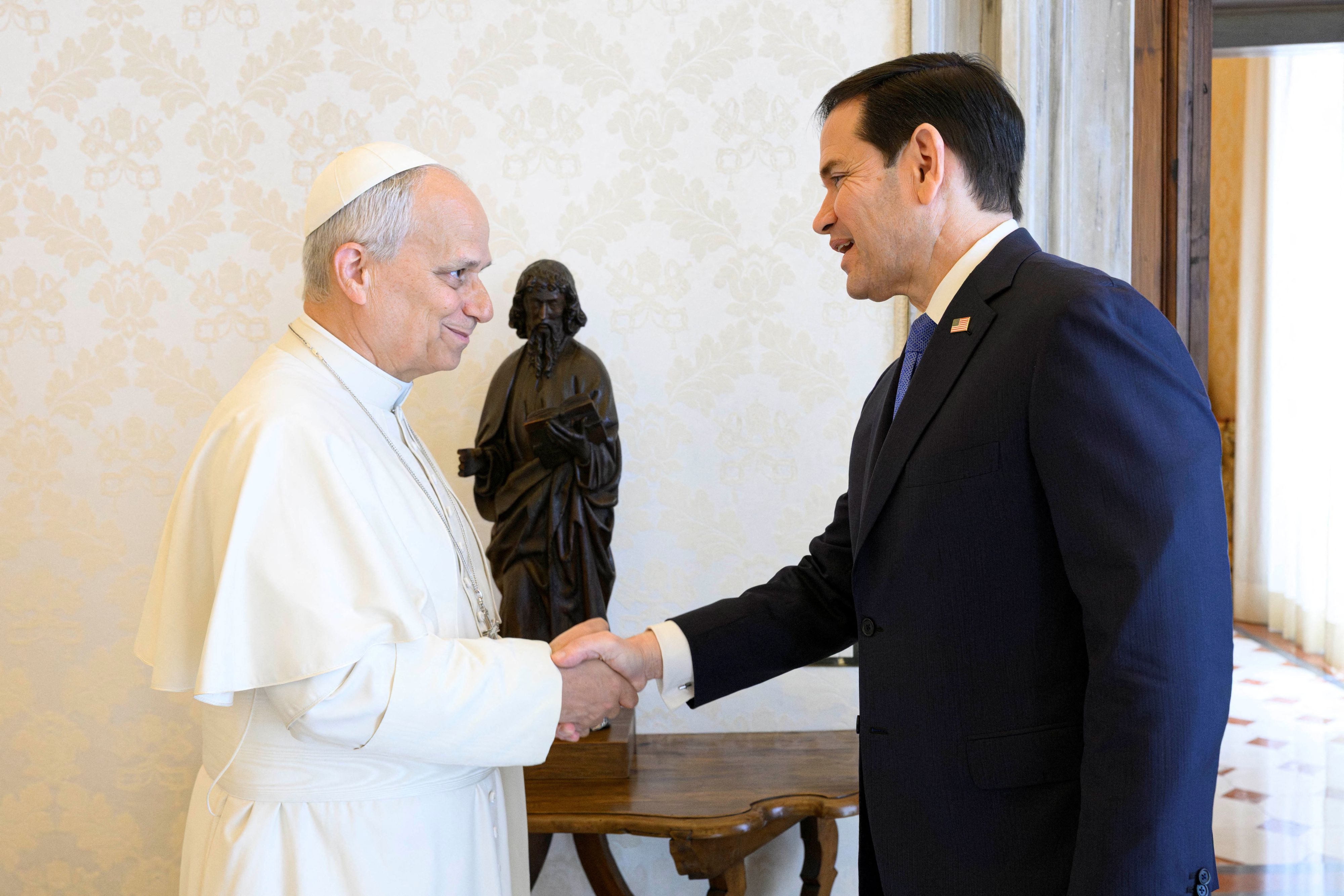 Handshake beim Eintreffen am Papst-Sitz.