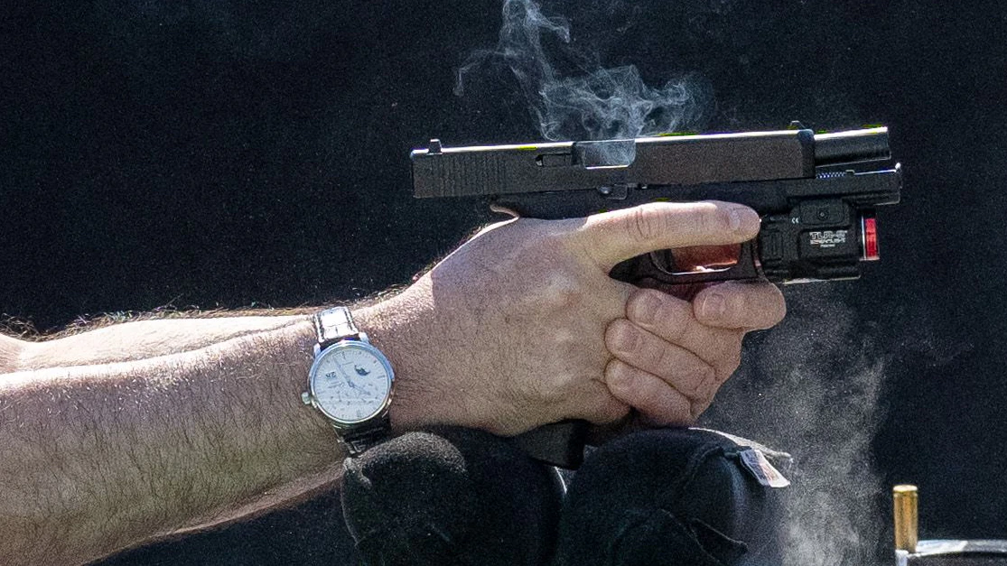 ABD0081_20210628 - BLUMAU-NEURISSHOF - ÖSTERREICH: Im Zuge eines Medientermins wurde am Montag, 28. Juni 2021, die neue Einsatz-Munition der Polizei durch eine praktische Vorführung an der Sonderschießanlage des Einsatzkommando Cobra in Blumau-Neurißhof vorgestellt. Im Bild: Ein Polizist schießt im Rahmen der Vorführung mit einer Polizei-Dienstwaffe. - FOTO: APA/GEORG HOCHMUTH