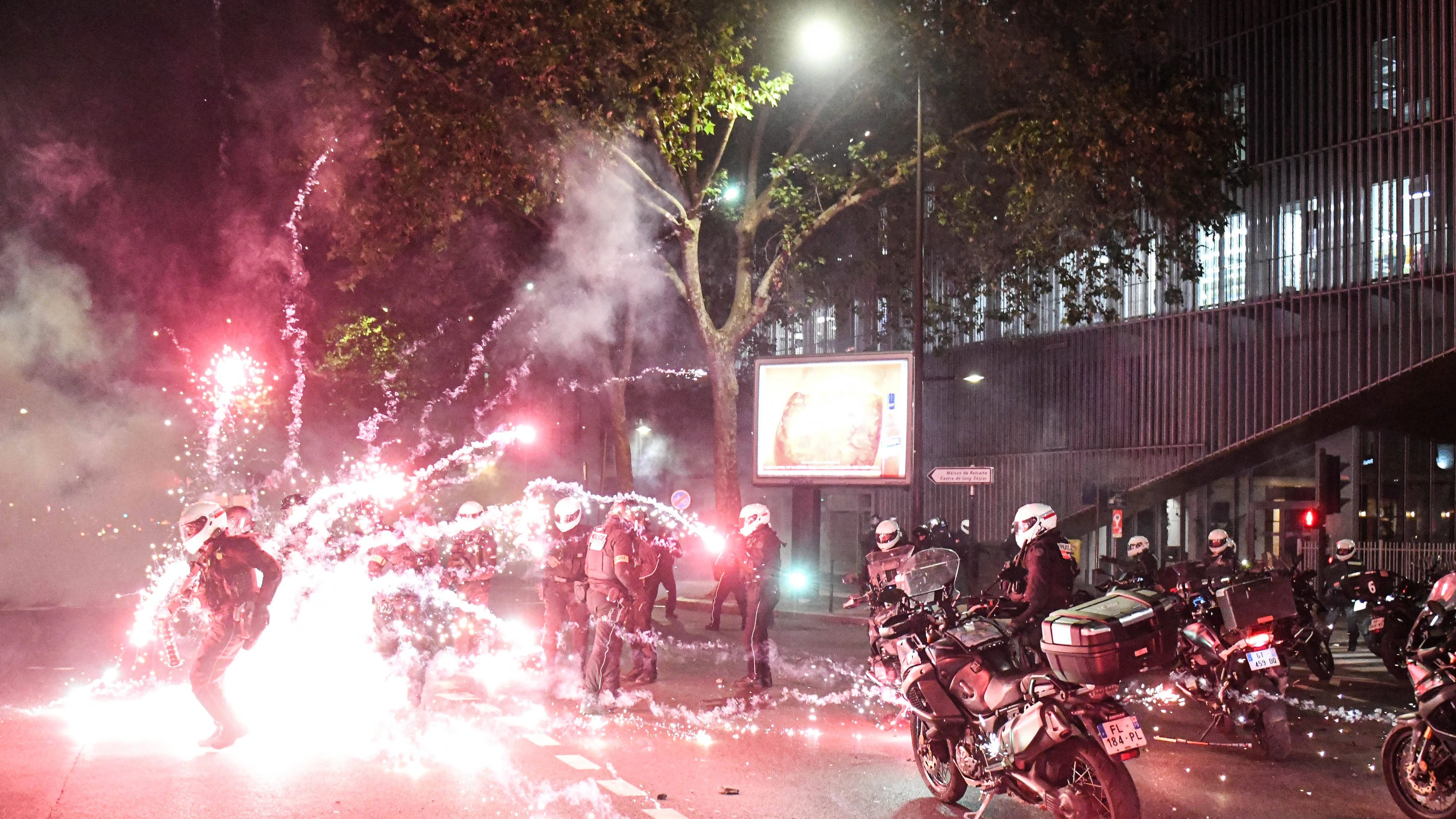PSG Champions League Victory Riots - Paris PSG supporters celebrate after the team s victory in the Champions League final in Paris, France on May 6, 2026, as violent clashes erupt following the match. Photo by Florian Poitou/ABACAPRESS.COM Paris France PUBLICATIONxNOTxINxFRAxUK Copyright: xPoitoutxFlorian/ABACAx